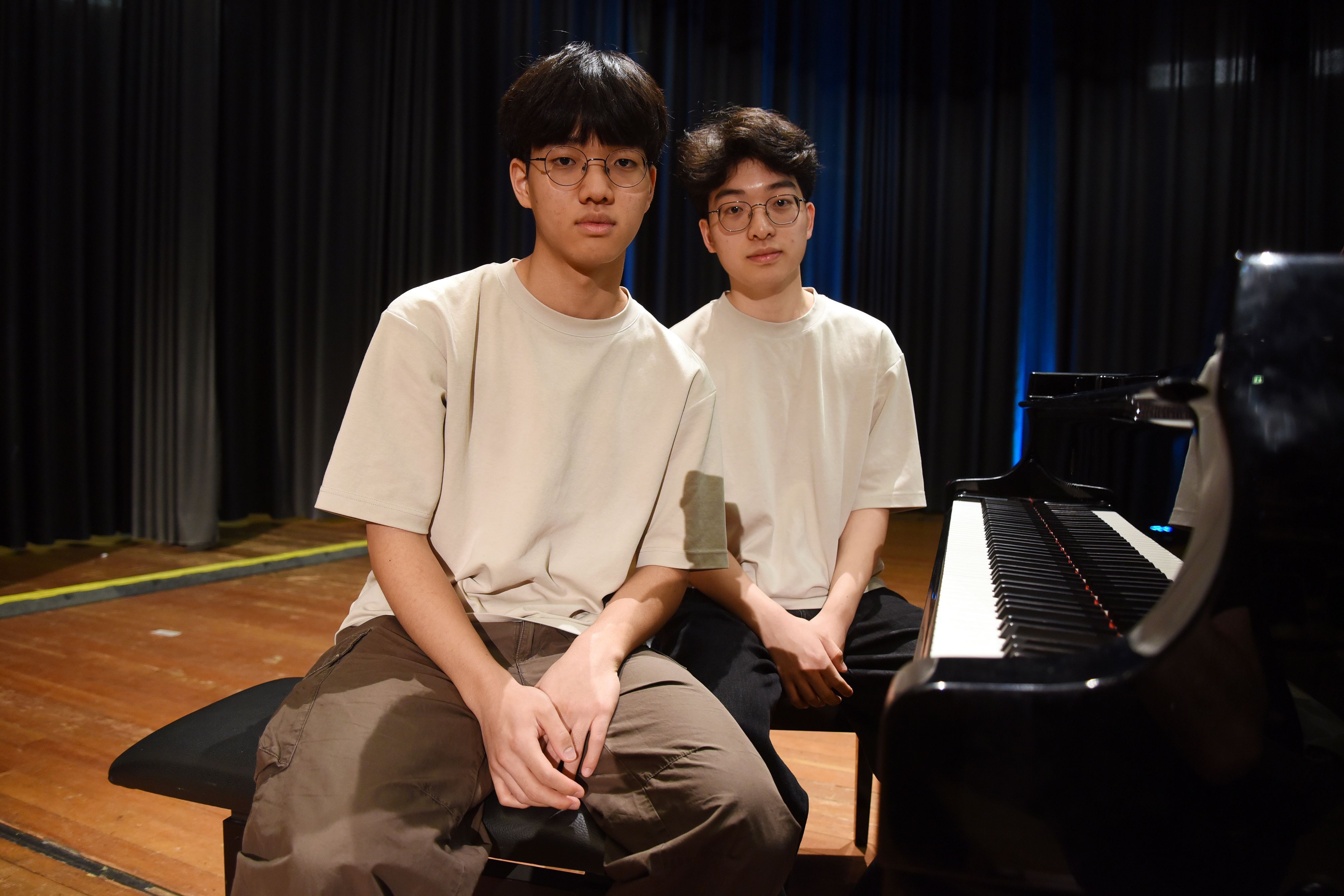 Die jungen Pianisten Daniel (l.) und Sean Choi sitzen am Klavier nebeneinander.