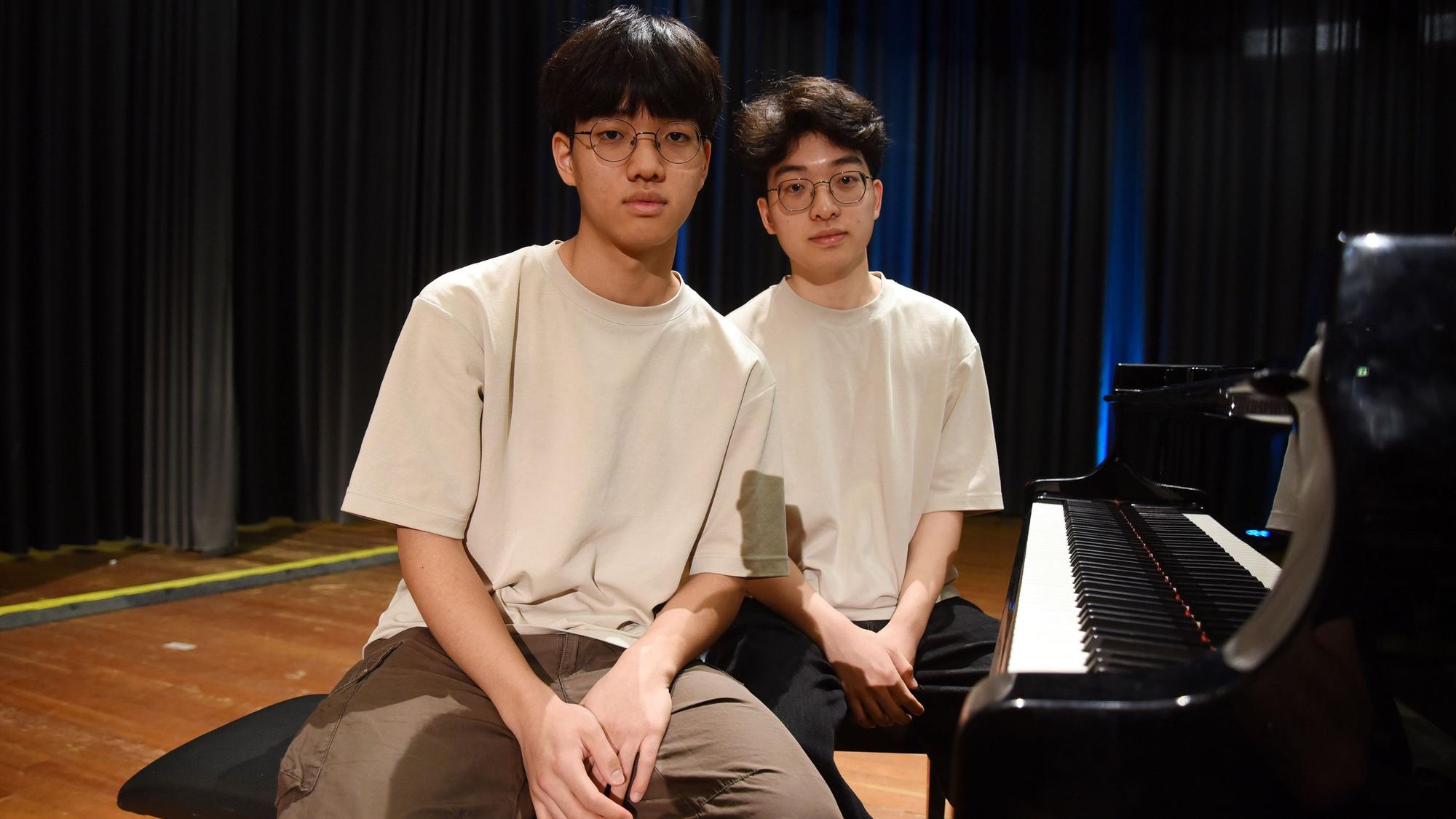 Die jungen Pianisten Daniel (l.) und Sean Choi sitzen am Klavier nebeneinander.
