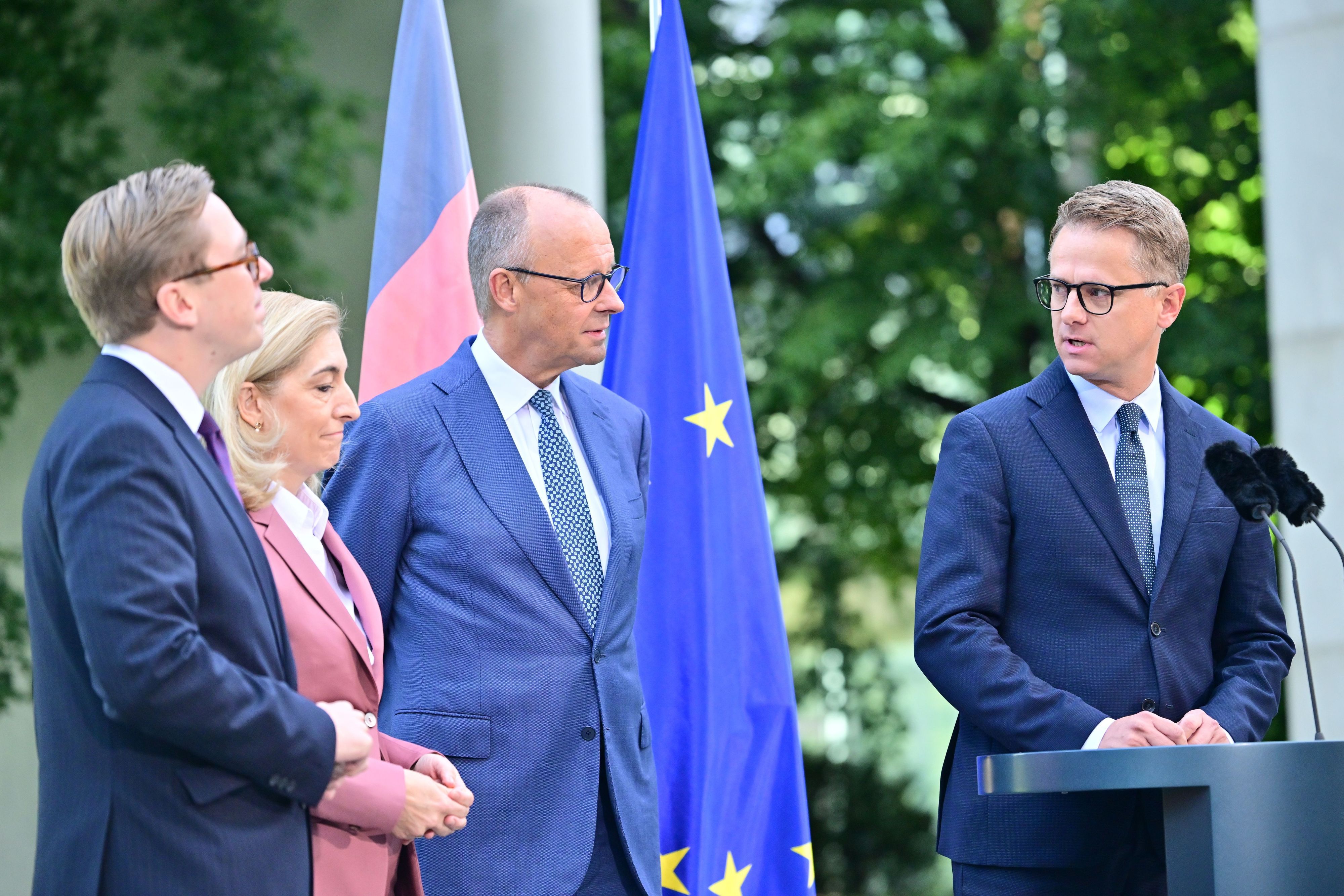 Bundeskanzler Friedrich Merz (2.v.r, CDU), die bisherige Gesundheitsministerin Nina Warken (CDU), der bisherige CDU-Generalsekretär Carsten Linnemann (r), und der bisherige Parlamentarische Staatssekretär im Digitalministerium, Philipp Amthor (l, CDU) geben eine Pressekonferenz im Kanzleramt in Berlin zu personellen Veränderungen in Regierung und CDU.