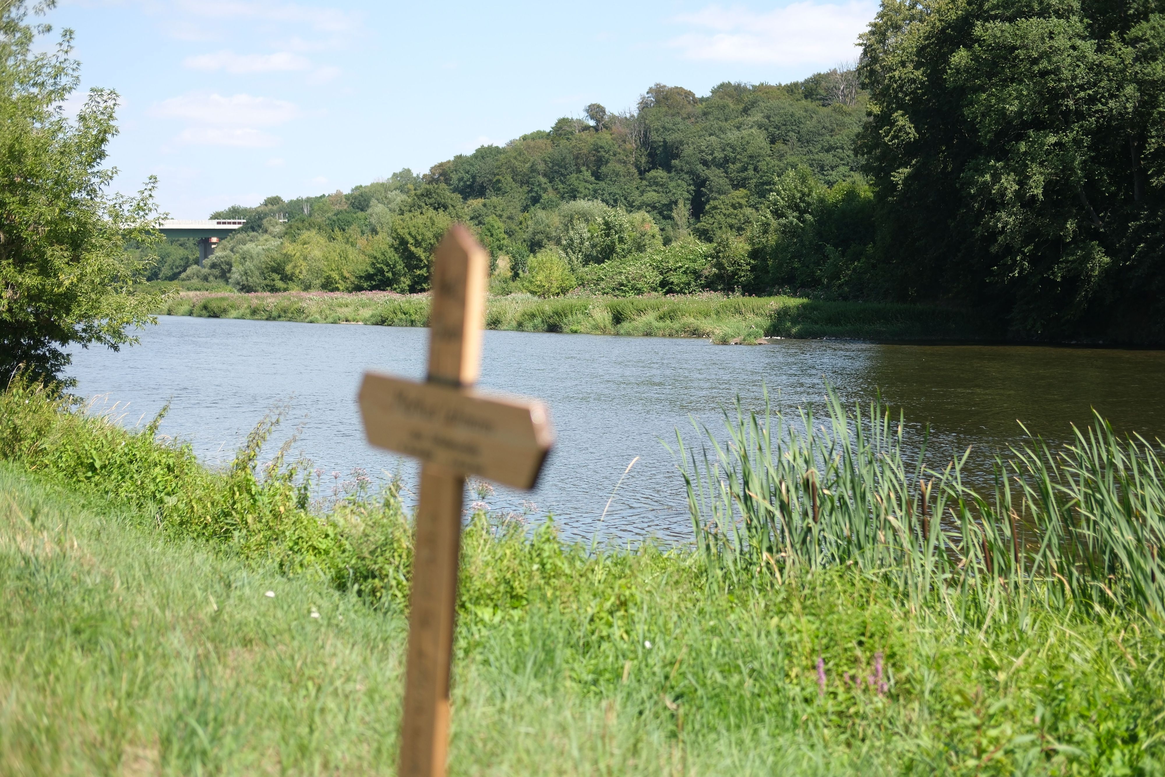 Ein Holzkreuz am Ufer der Mulde