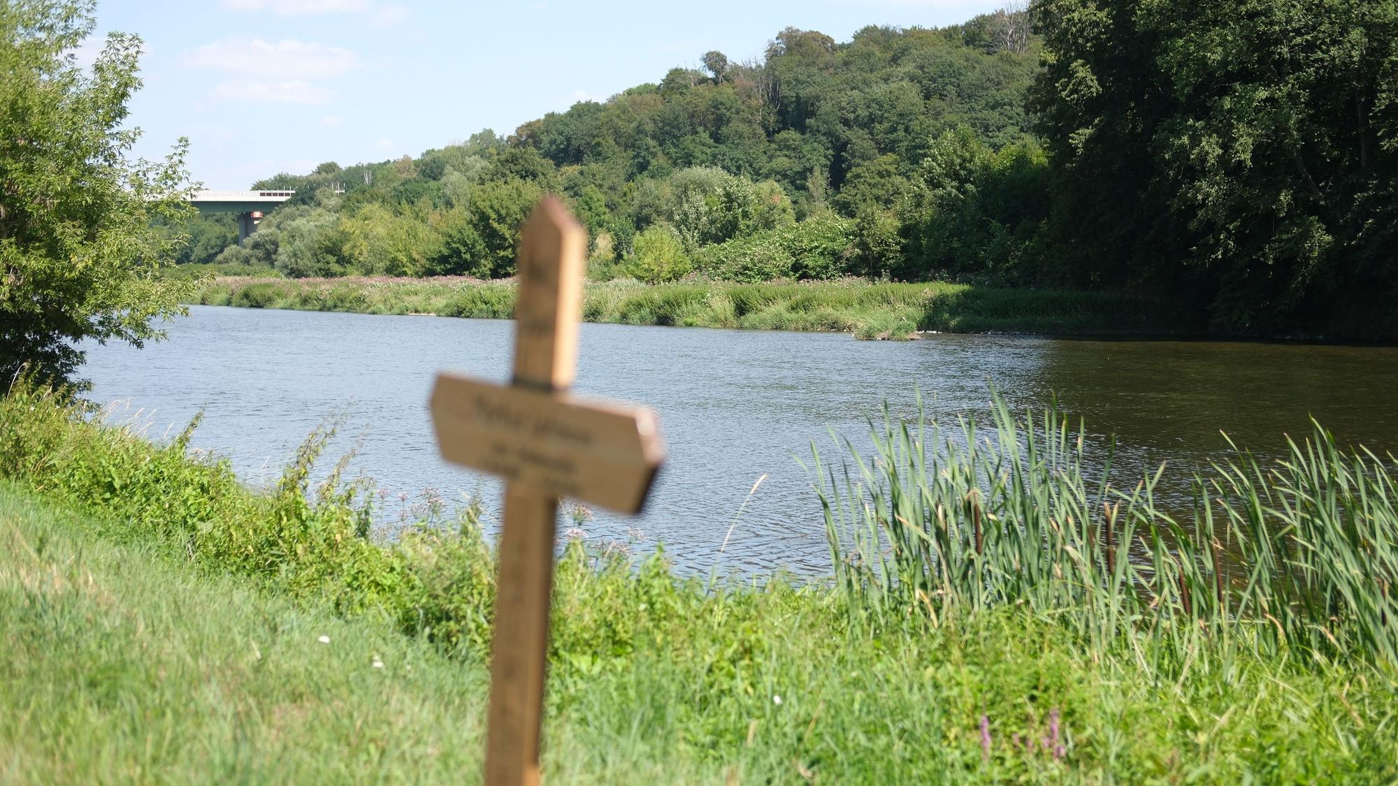 Ein Holzkreuz am Ufer der Mulde