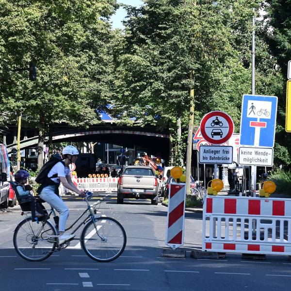Die Venloer Straße wird bis zum 23. August 2024 auf Höhe der Bahnunterführung am Bahnhof Köln-West für den motorisierten Verkehr in beiden Fahrtrichtungen gesperrt.