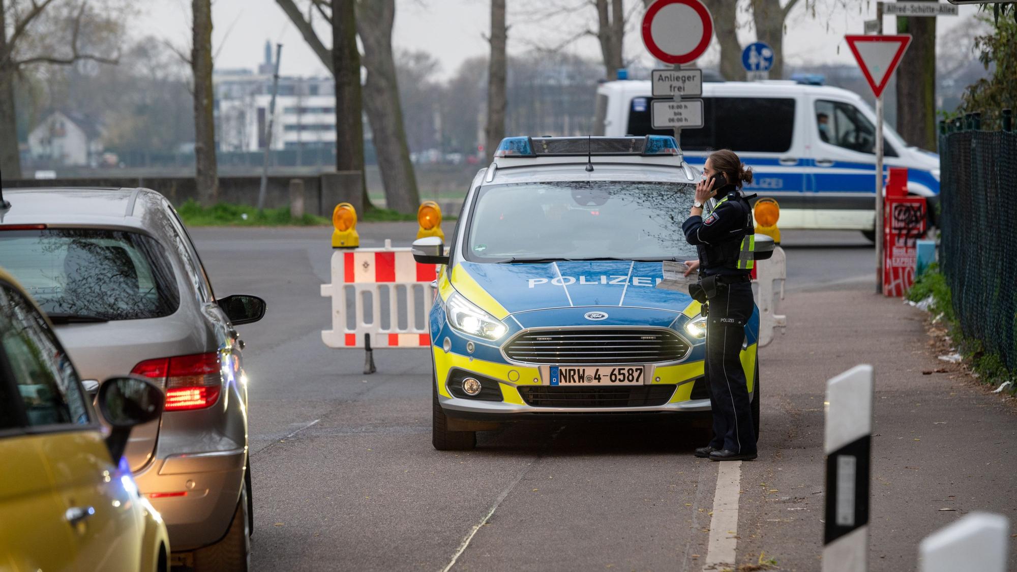 02.04.2021, Köln: Die Polizei kontrolliert auf der Alfred-Schütte-Allee. Um die Autotuner und Poserszene fernzuhalten wird die Alfred-Schütte-Allee an den Poller Wiesen an Wochenenden gesperrt.