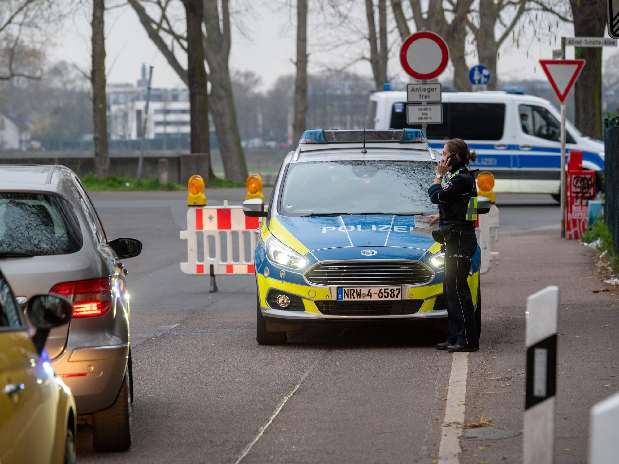 02.04.2021, Köln: Die Polizei kontrolliert auf der Alfred-Schütte-Allee. Um die Autotuner und Poserszene fernzuhalten wird die Alfred-Schütte-Allee an den Poller Wiesen an Wochenenden gesperrt. Foto: Uwe Weiser