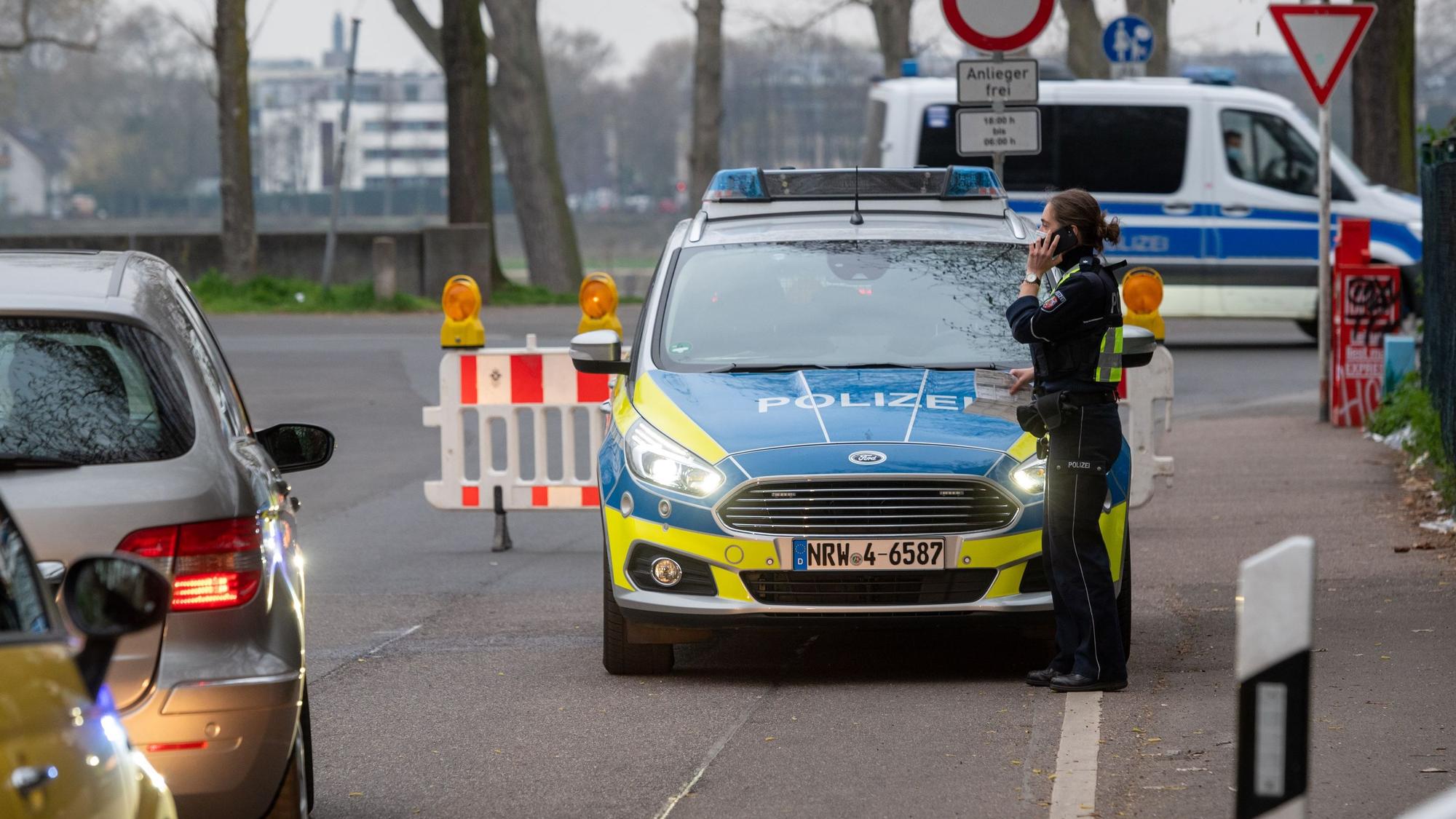 Die Polizei im Einsatz auf der Alfred-Schütte-Allee (hier im April 2021).