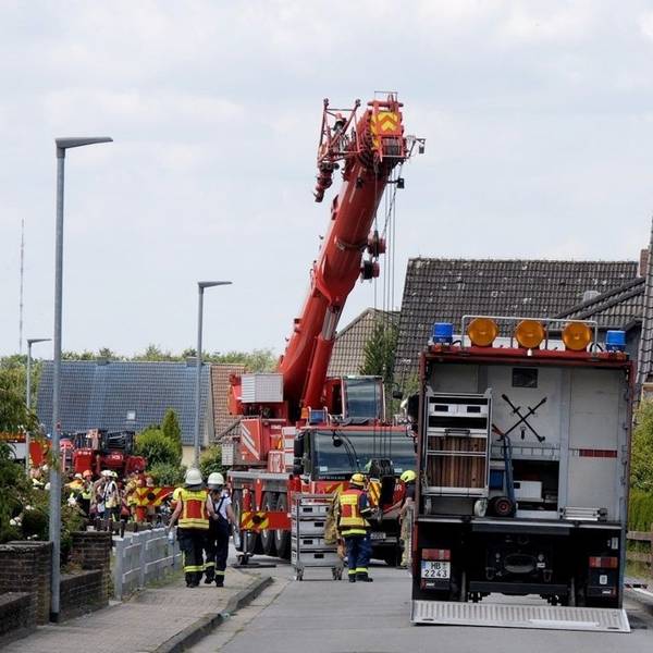 Ein abgestürztes Leichtflugzeug steckt im Dach eines Hauses. Beim Absturz des Flugzeugs in ein Einfamilienhaus ist mindestens ein Mensch ums Leben gekommen.