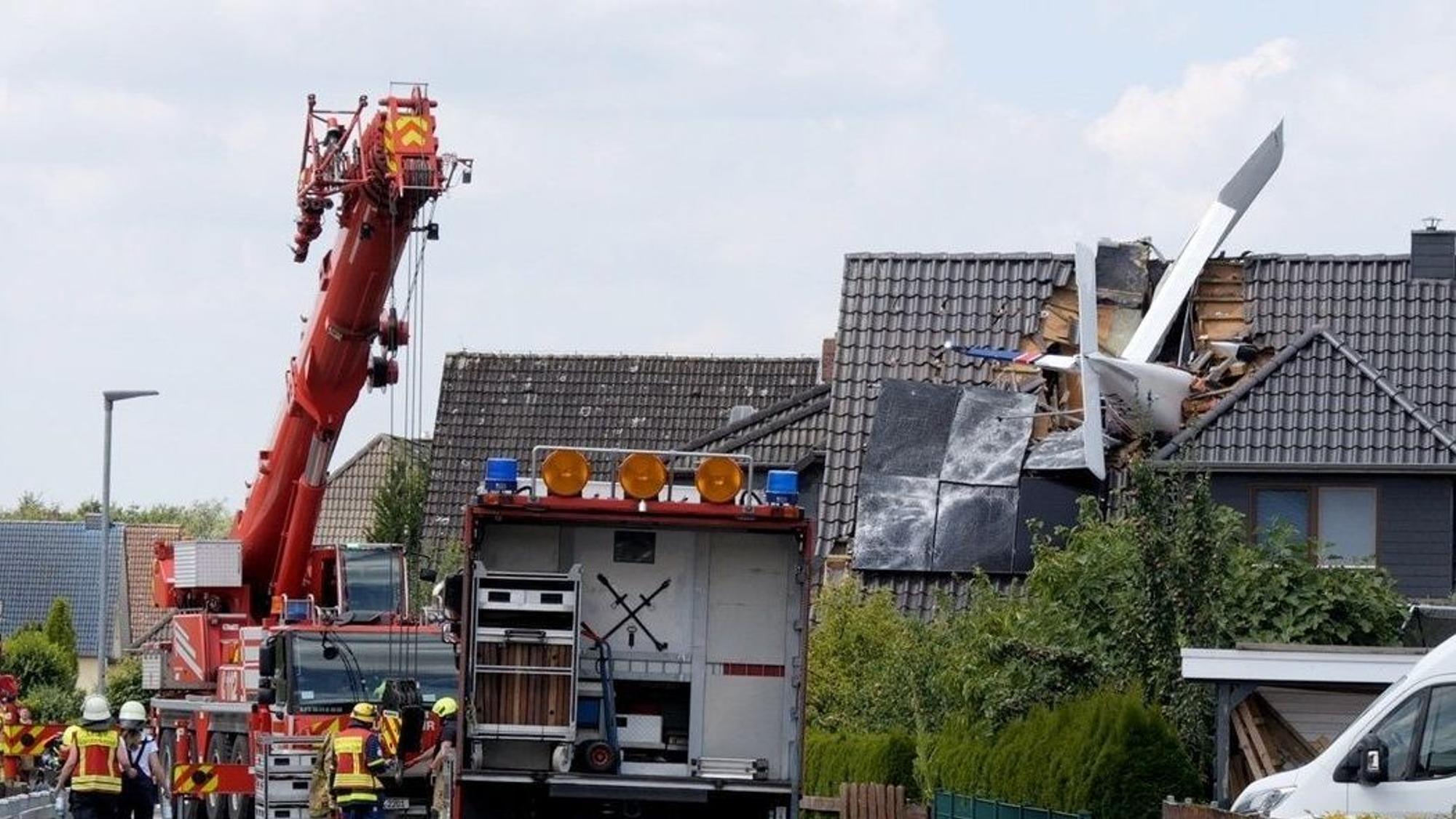 Ein abgestürztes Leichtflugzeug steckt im Dach eines Hauses. Beim Absturz des Flugzeugs in ein Einfamilienhaus ist mindestens ein Mensch ums Leben gekommen.