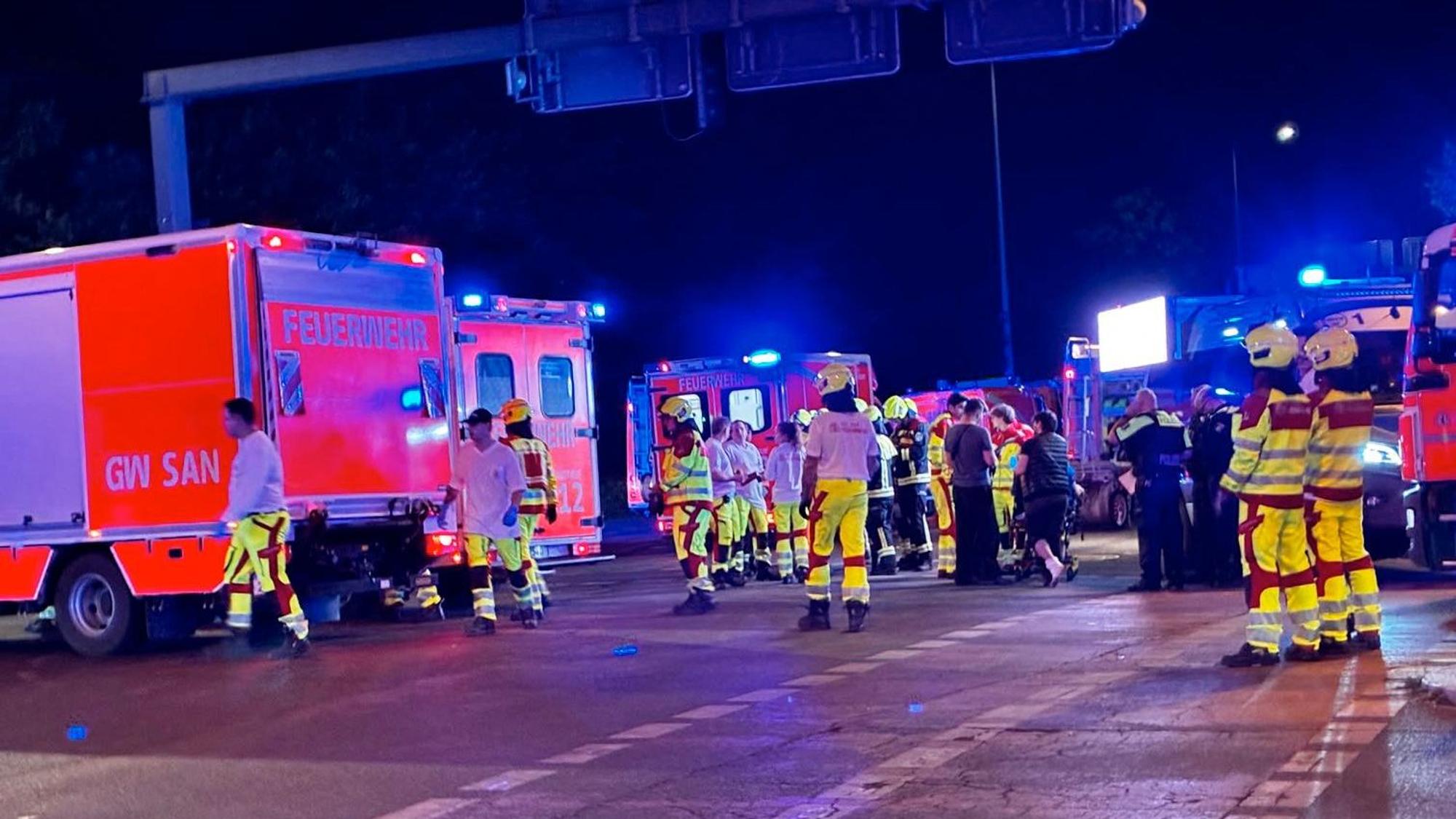 Einsatzkräfte und Blaulicht in Berlin.