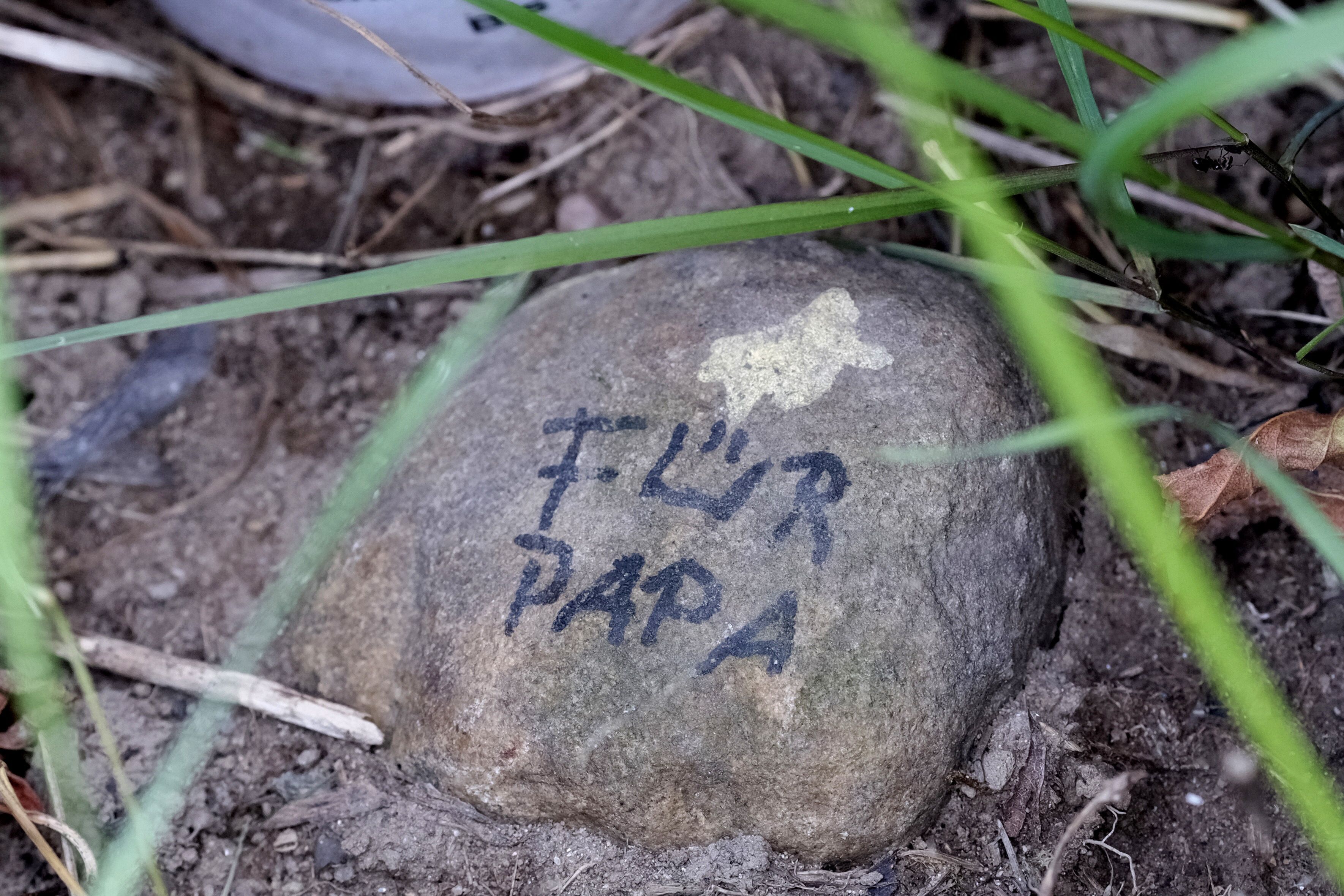 Ein Stein mit der Aufschrift „Für Papa“