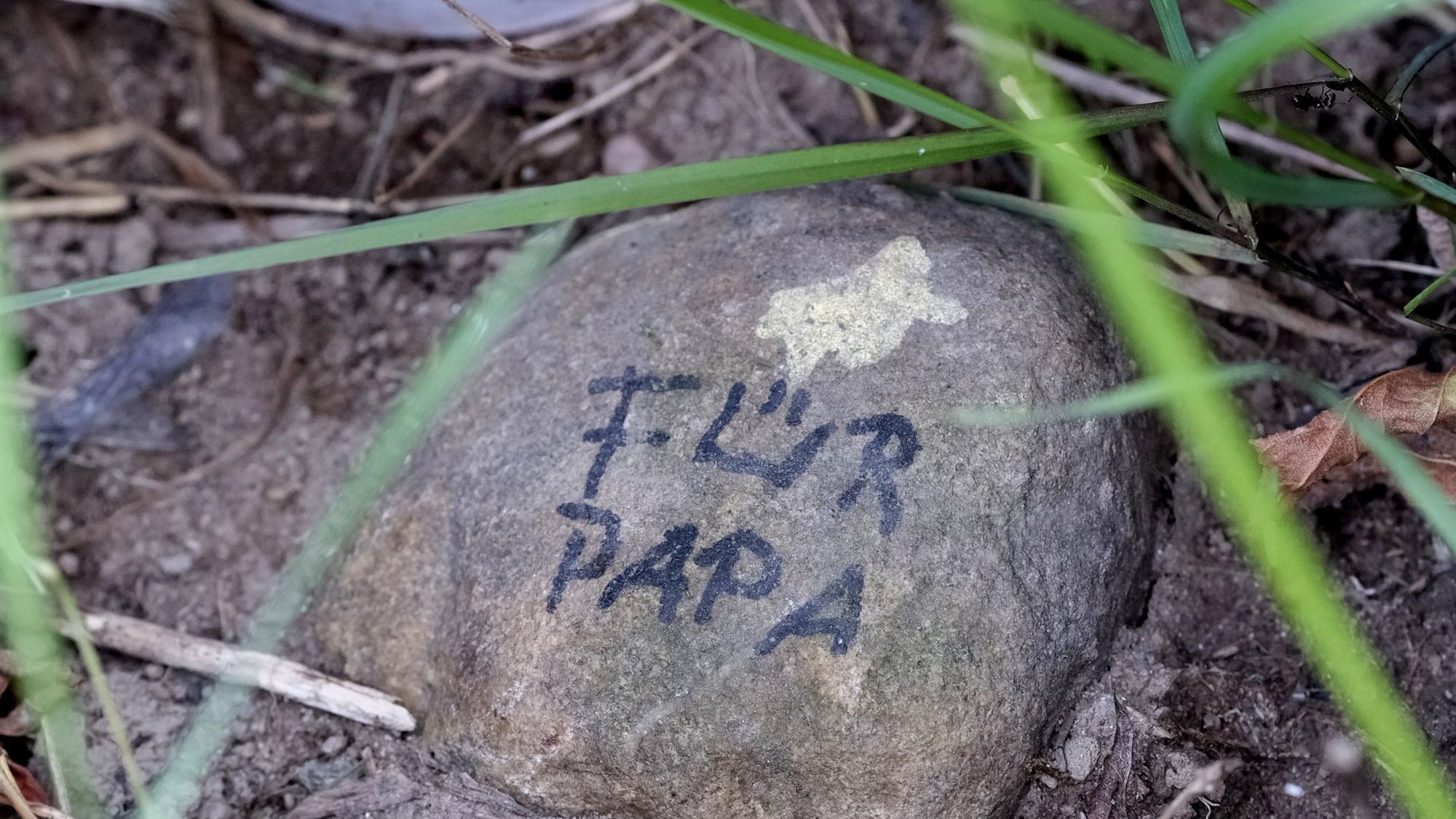 Ein Stein mit der Aufschrift „Für Papa“