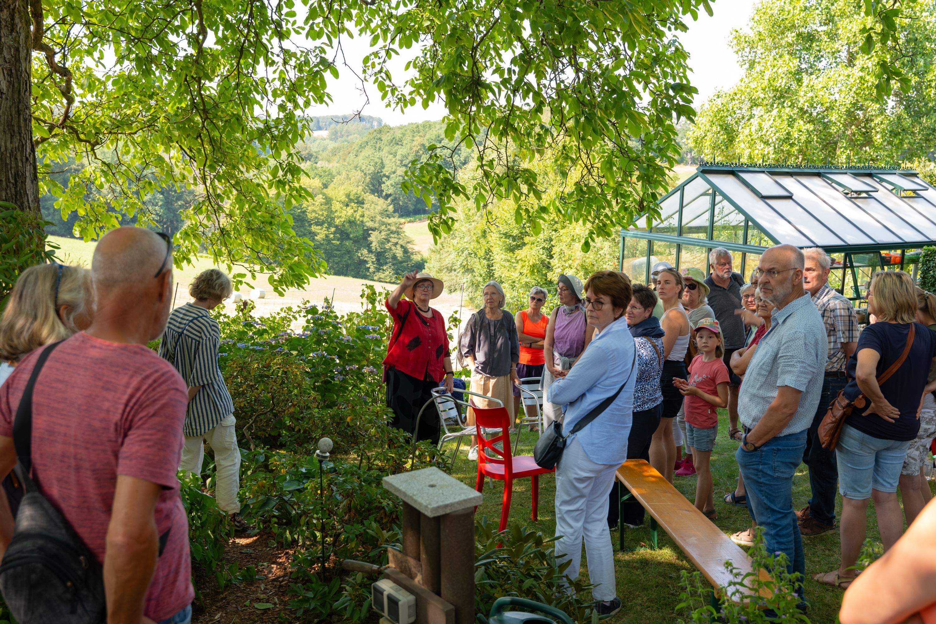Das Foto zeigt eine große Gruppe von Menschen in einem Garten.