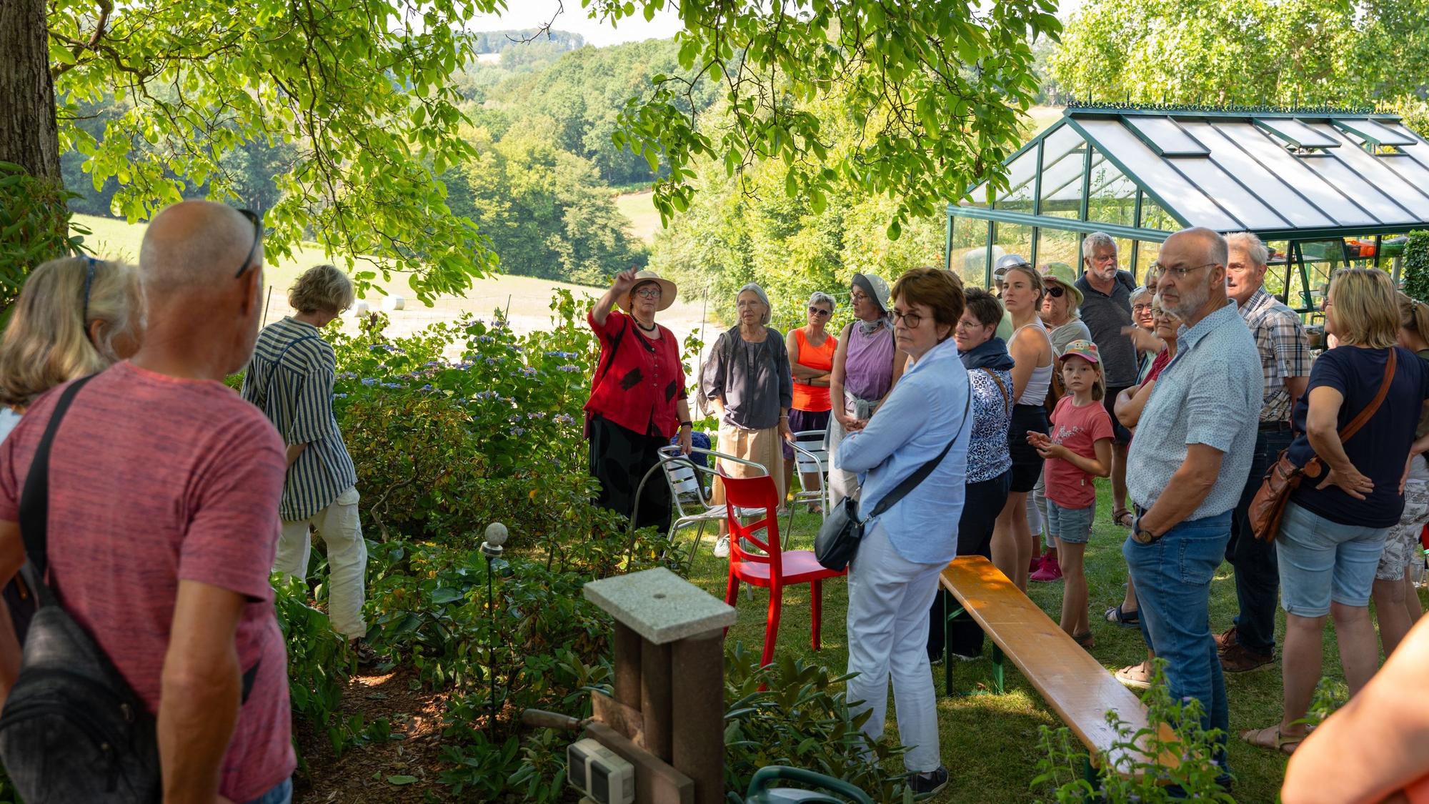 Das Foto zeigt eine große Gruppe von Menschen in einem Garten.