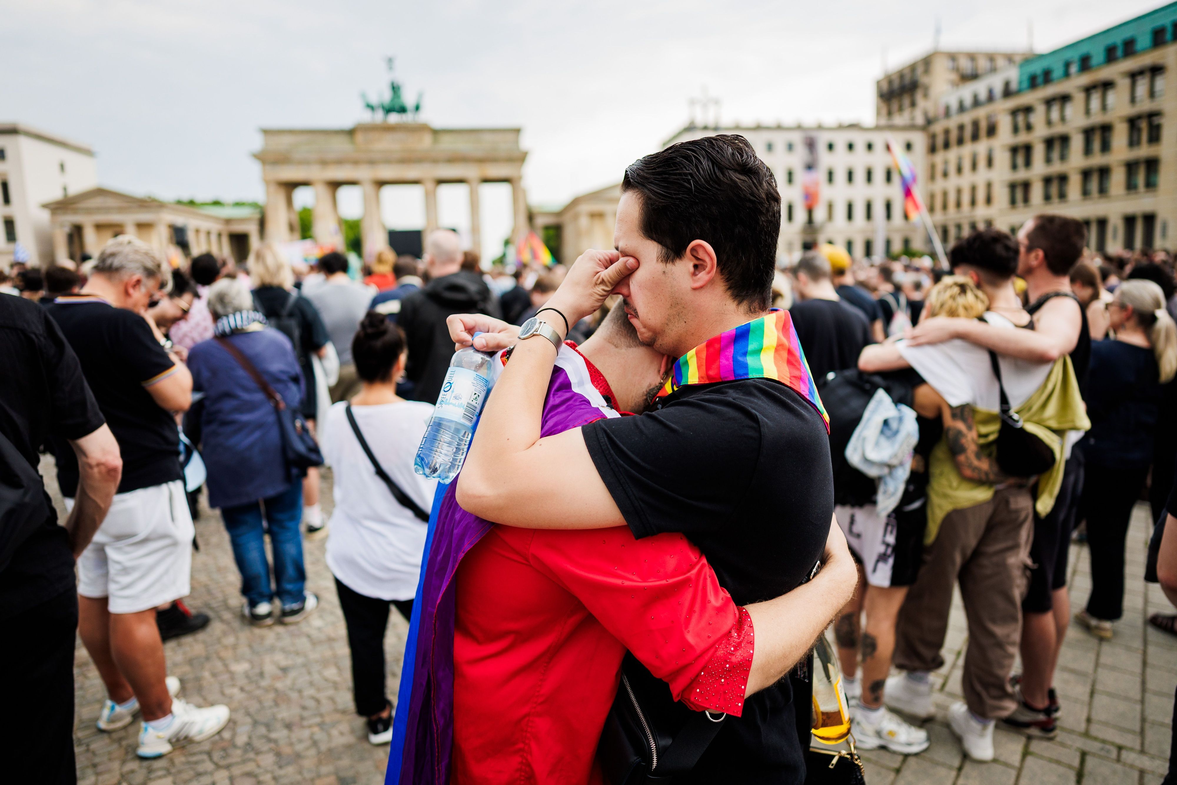 Menschen trauern und demonstrieren vor dem Brandenburger Tor.