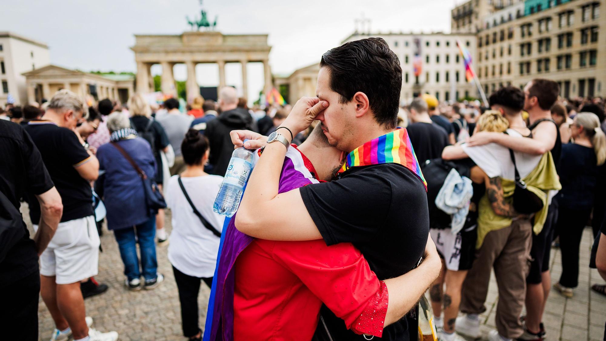 Menschen trauern und demonstrieren vor dem Brandenburger Tor.