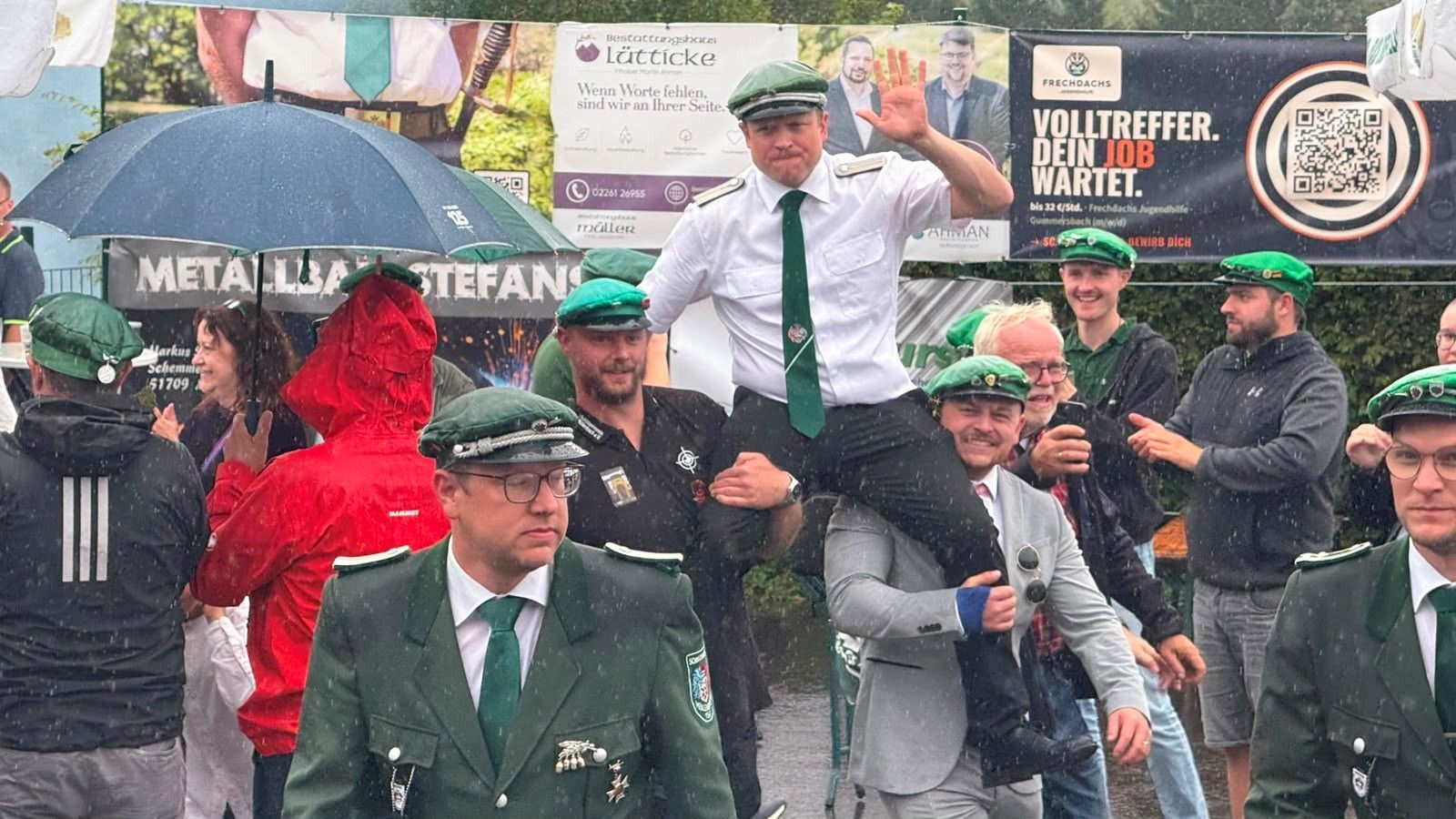 Das Bild zeigt Müllenbachs neuen Schützenkönig Julian Schenk.