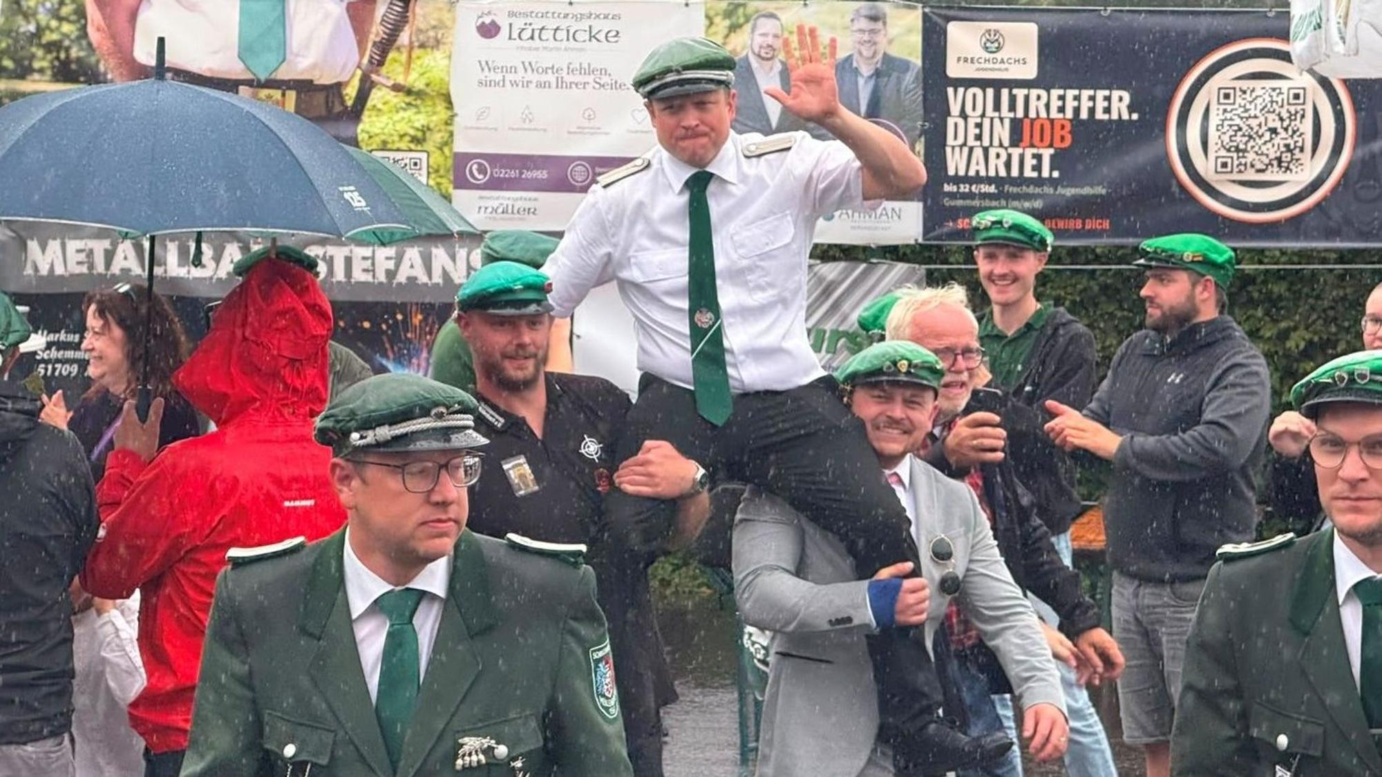 Das Bild zeigt Müllenbachs neuen Schützenkönig Julian Schenk.