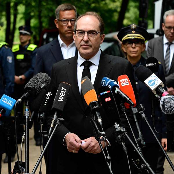 Alexander Dobrindt (CSU), Bundesinnenminister, spricht zur Presse, links im Bild steht Kai Wegner (CDU), Bürgermeister von Berlin.