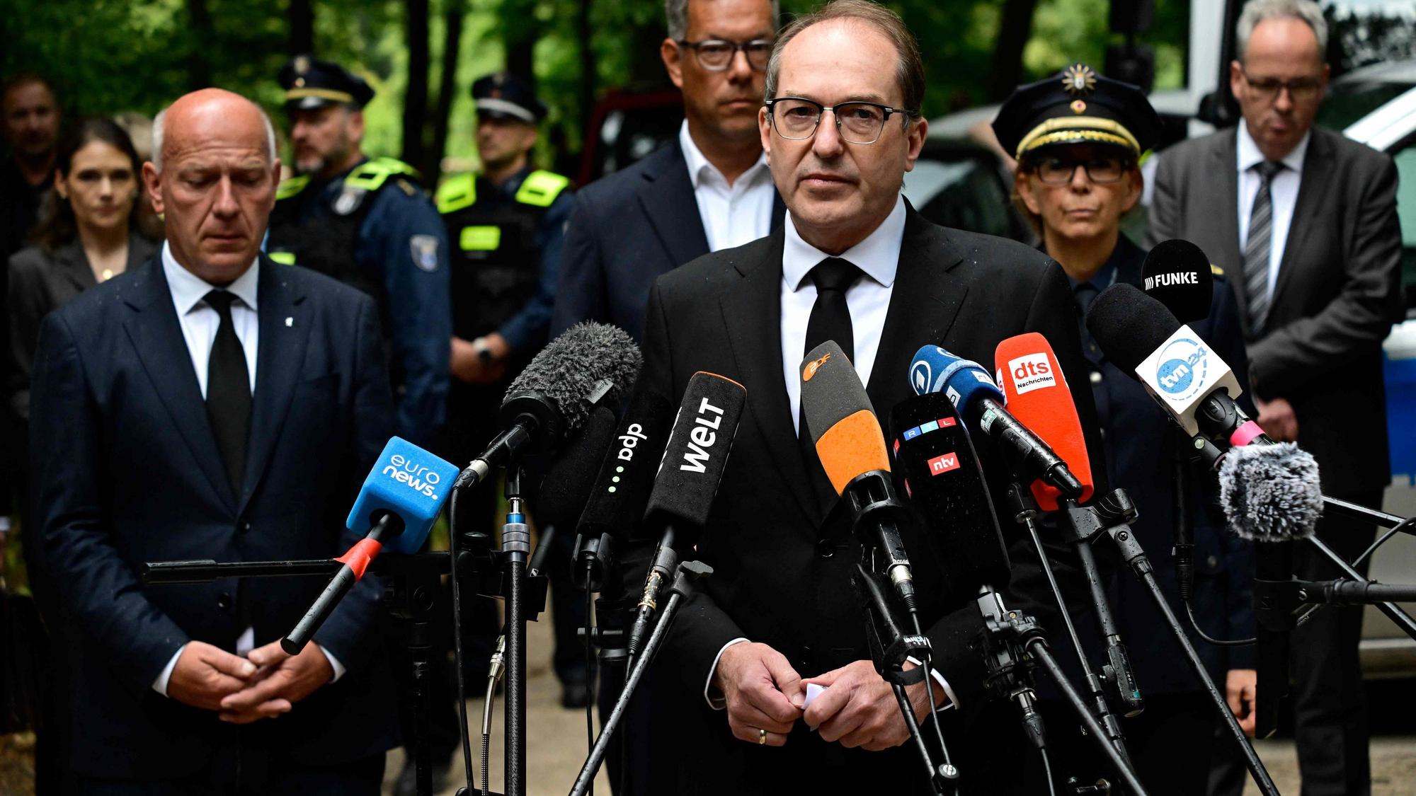 Alexander Dobrindt (CSU), Bundesinnenminister, spricht zur Presse, links im Bild steht Kai Wegner (CDU), Bürgermeister von Berlin.