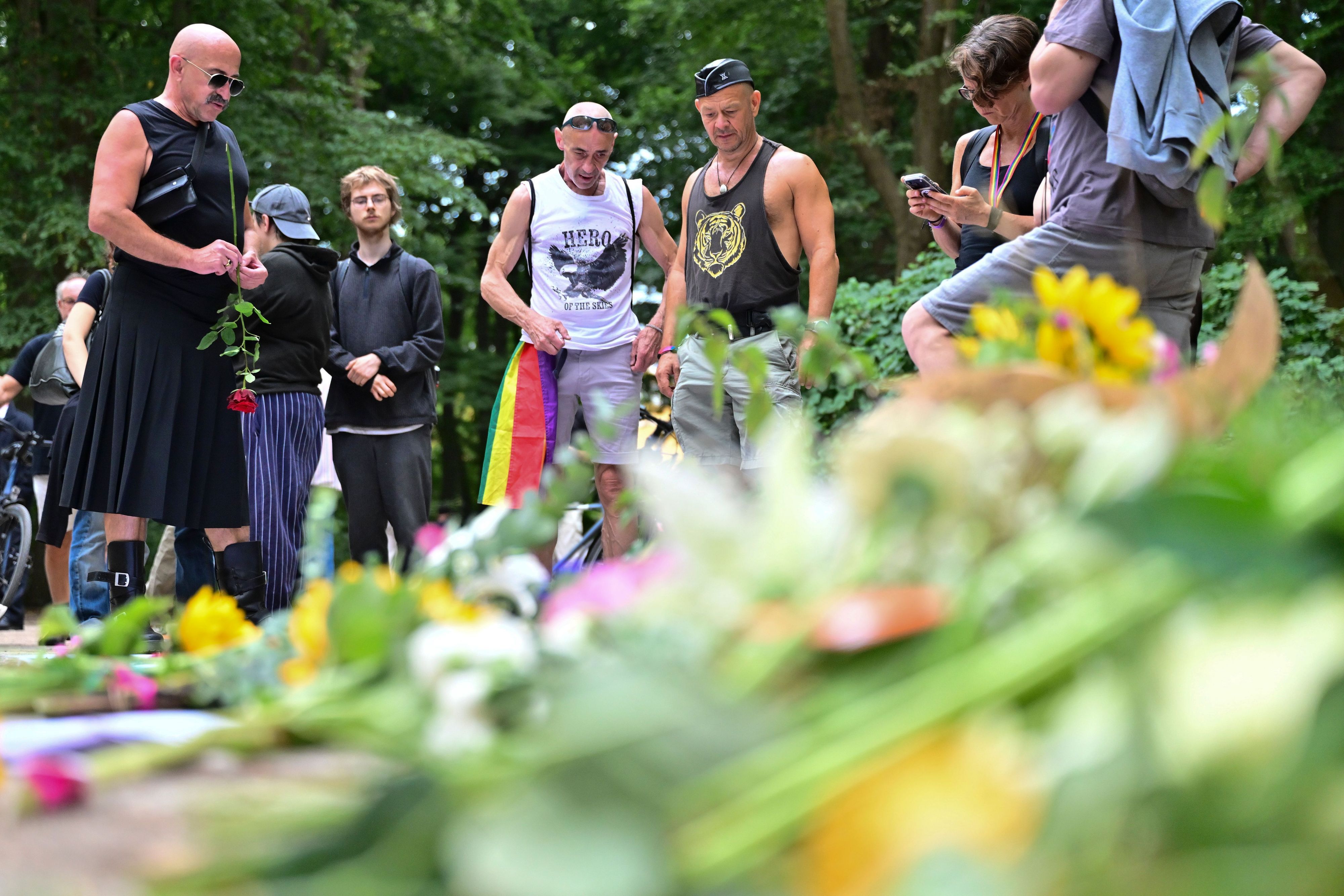 Menschen trauern in der Nähe des Tatorts. Am Rande des Christopher Street Day in Berlin war das Fahrzeug in eine Menschenmenge gefahren. Dabei wurde eine Frau getötet, 16 weitere Menschen verletzt, zum Teil schwer.
