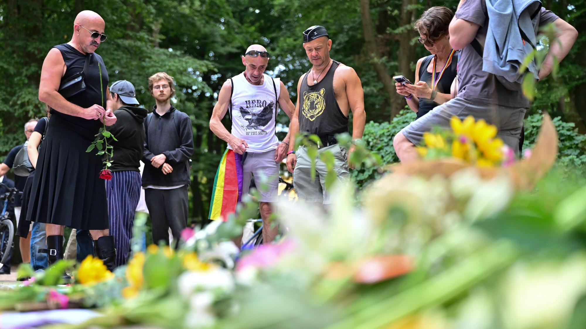 Menschen trauern in der Nähe des Tatorts. Am Rande des Christopher Street Day in Berlin war das Fahrzeug in eine Menschenmenge gefahren. Dabei wurde eine Frau getötet, 16 weitere Menschen verletzt, zum Teil schwer.