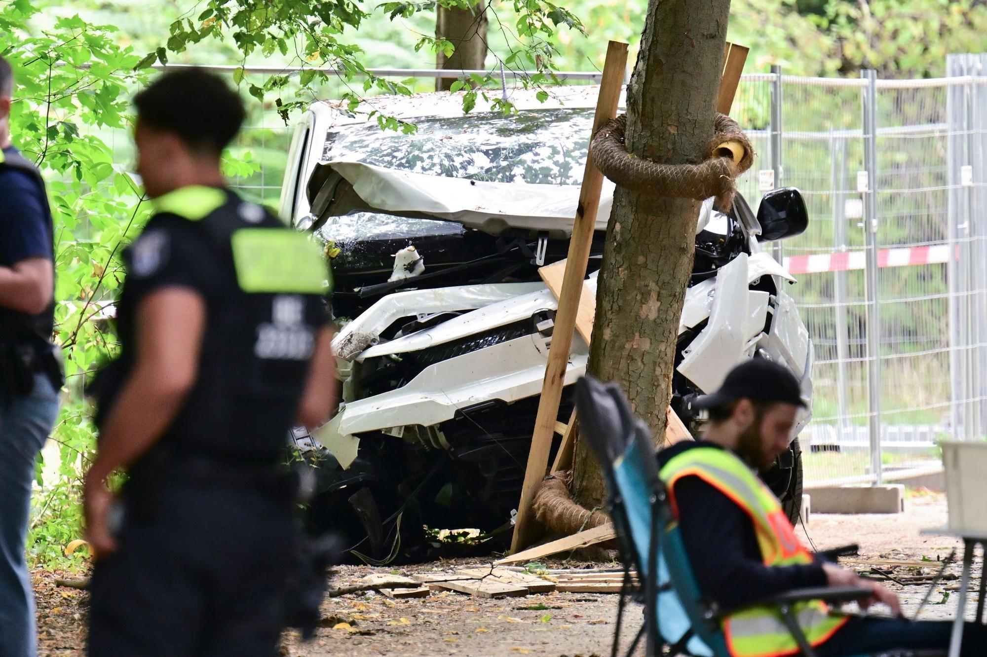 Auto rast in Menschenmenge - CSD abgebrochen