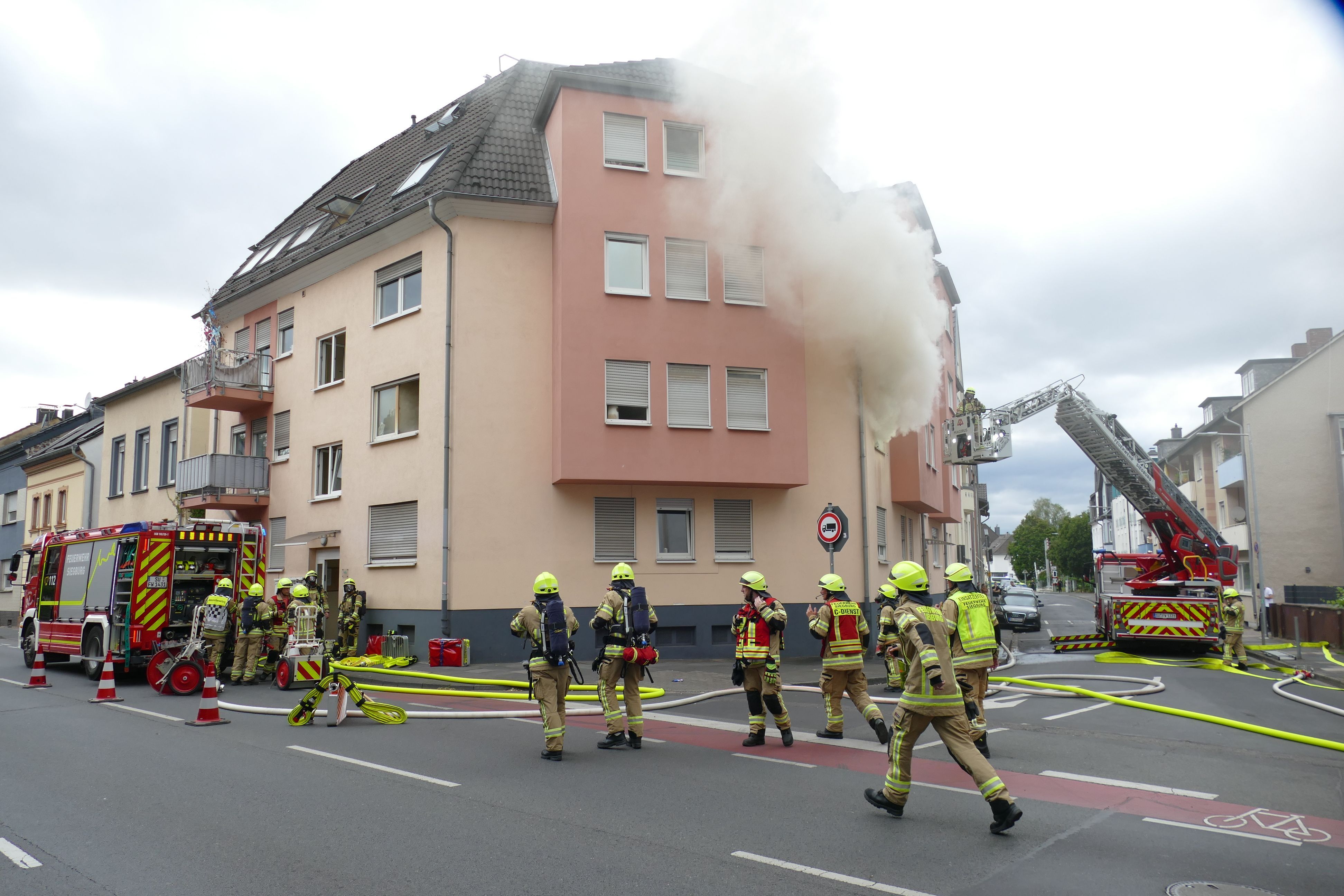 An der Bonner Straße in Siegburg hat ein Wohnungsbrand einen Großeinsatz der Feuerwehr ausgelöst.