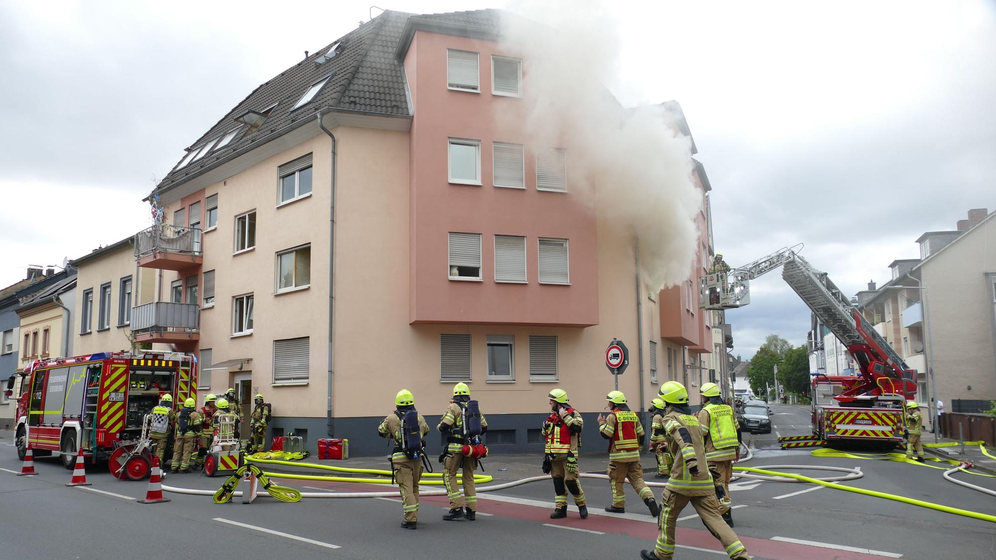 An der Bonner Straße in Siegburg hat ein Wohnungsbrand einen Großeinsatz der Feuerwehr ausgelöst.
