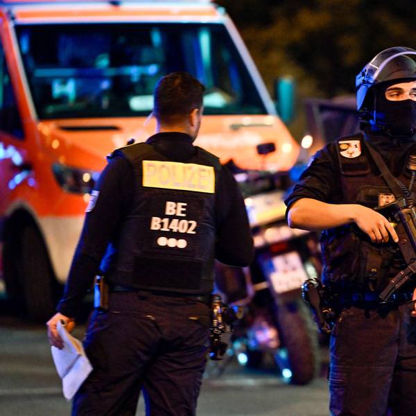 Bewaffnete Polizisten stehen in der Nähe des Tatorts, an dem am 25. Juli 2026 am Rande der Christopher-Street-Day-Parade (CSD) in Berlin eine Person getötet und etwa 16 weitere verletzt wurden, nachdem ein Auto in die Menschenmenge gerast war.