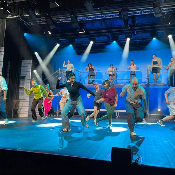 Das Bild zeigt die Tänzer des Musical Footloose bei den Proben auf der Bühne.