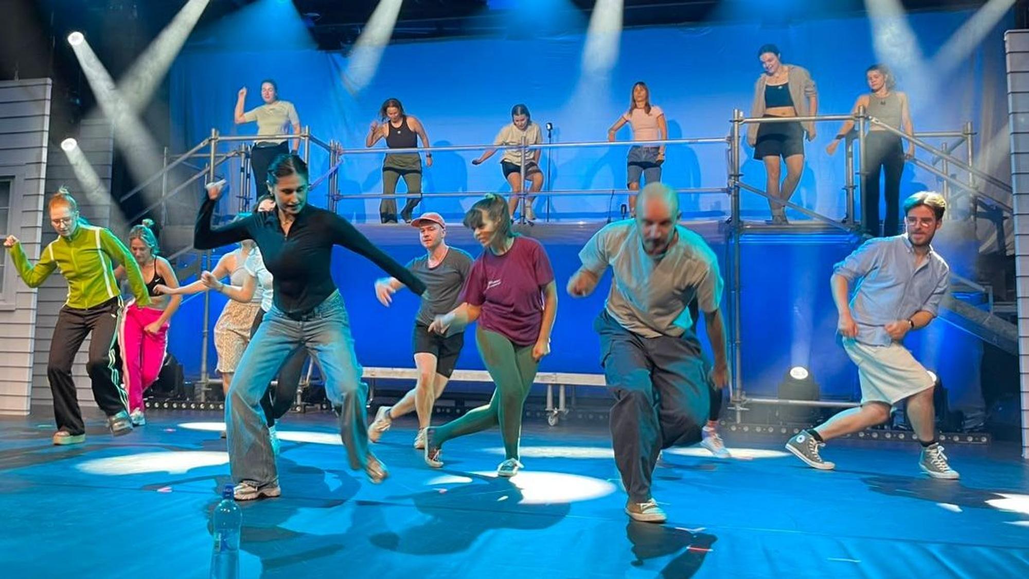 Das Bild zeigt die Tänzer des Musical Footloose bei den Proben auf der Bühne.