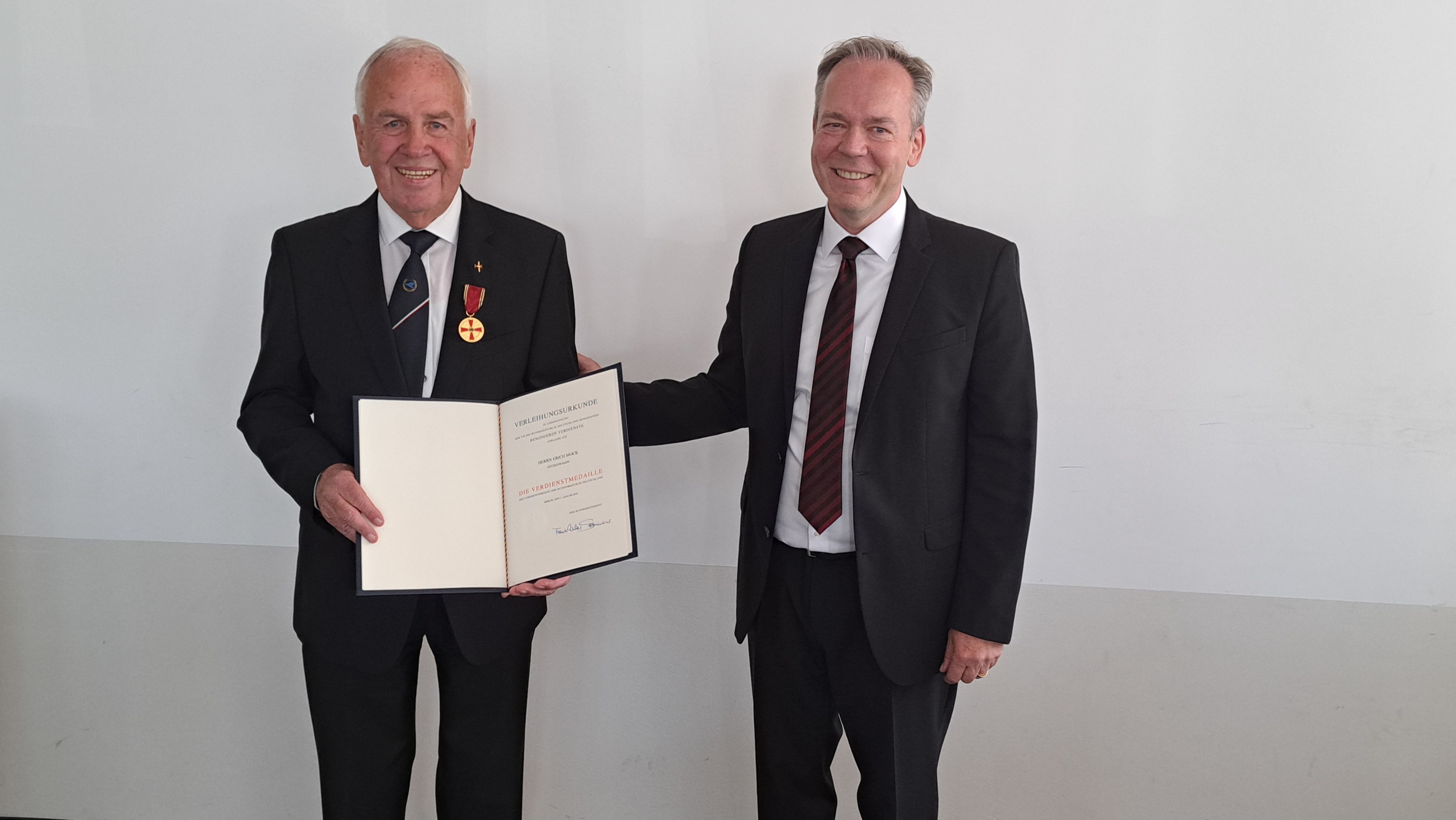 Das Foto zeigt Erich Mock und Landrat Klaus Grootens.