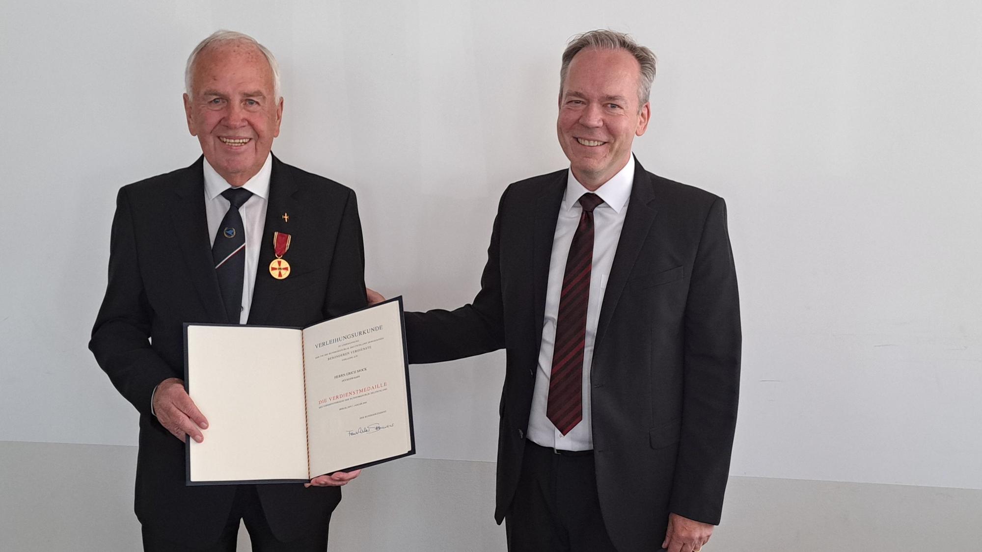 Das Foto zeigt Erich Mock und Landrat Klaus Grootens.