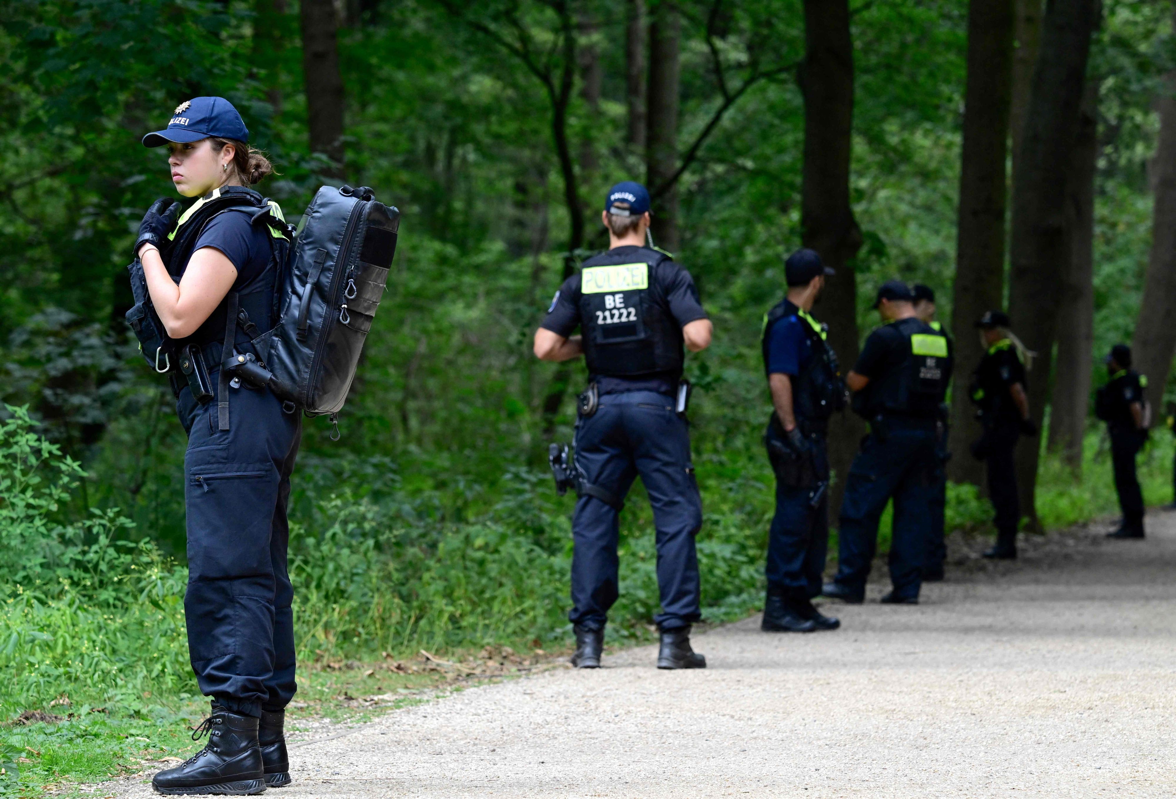 Die Polizei sichert am 26. Juli 2026 den Bereich im Berliner Tiergarten ab, in dem am Vorabend ein Auto in eine Menschenmenge gefahren war.