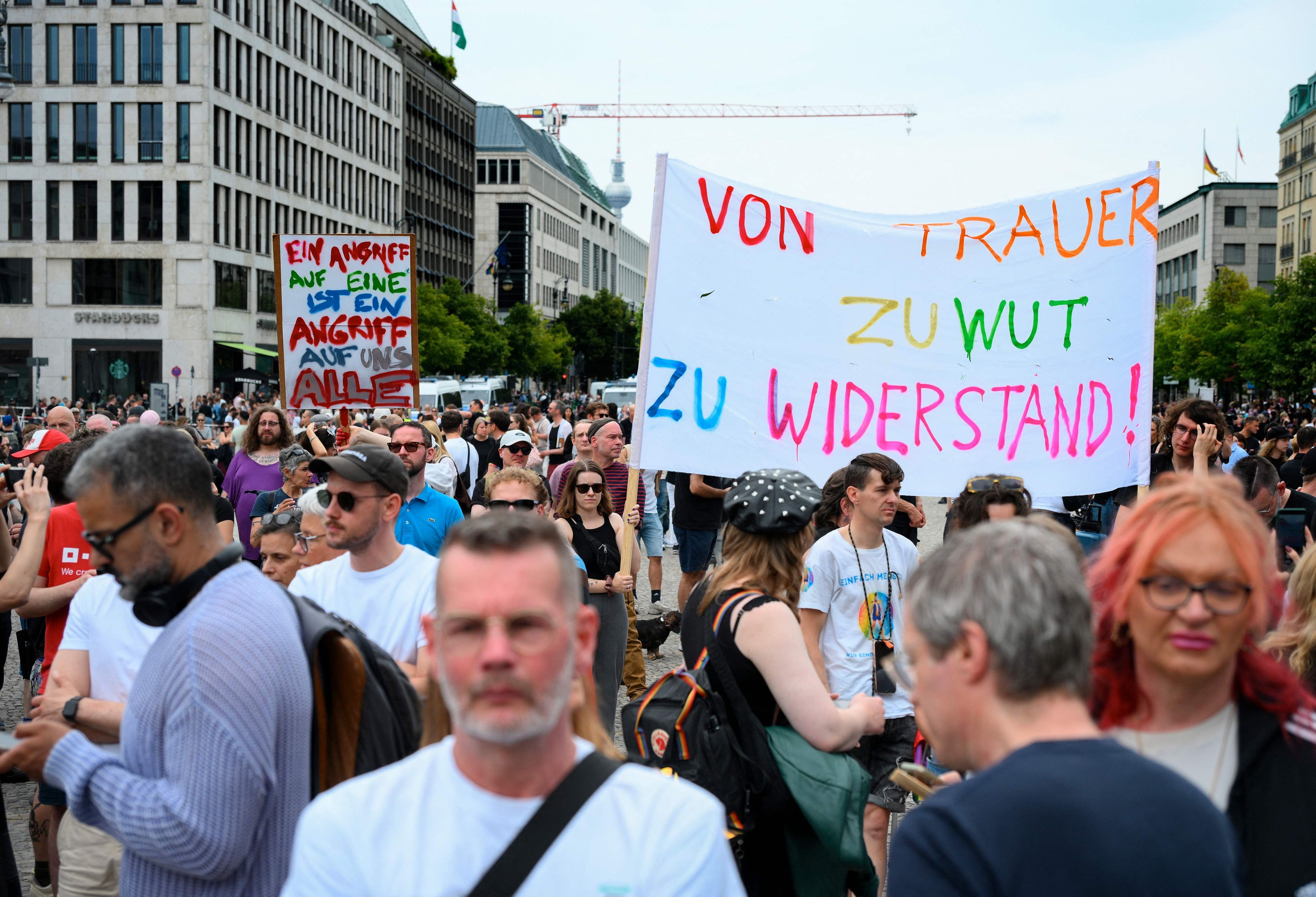 Menschen demonstrieren am Brandenburger Tor nach dem Anschlag auf den Berliner CSD.