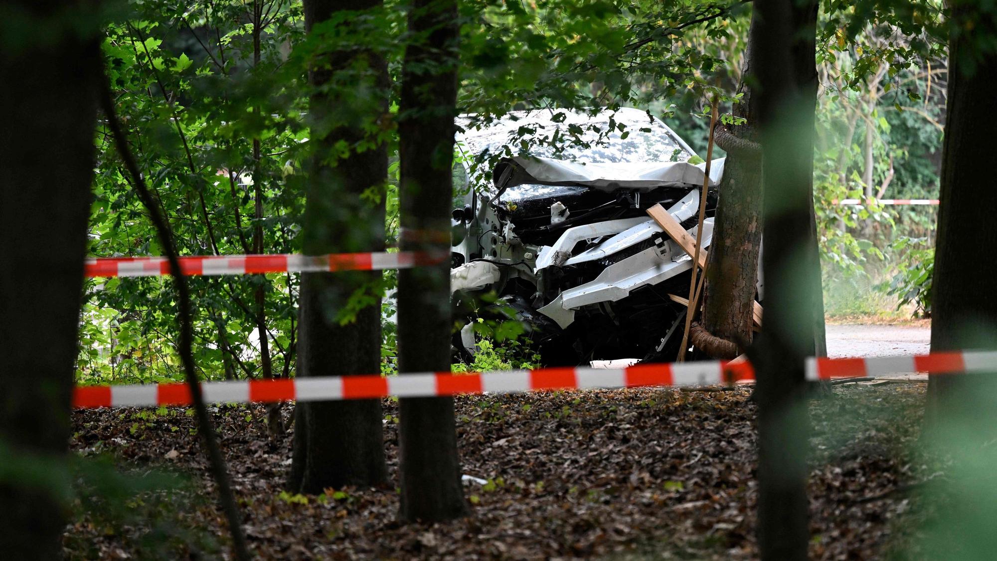 Das Bild zeigt die Front des Autos, das mutmaßlich in eine Menschenmenge fuhr, dabei einen Menschen tötete und 16 weitere verletzte, bevor es gegen einen Baum im Berliner Tiergarten am Rande des Christopher Street Day (CSD) prallte.