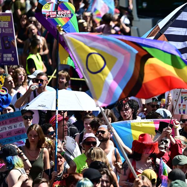 Menschen demonstrieren unter dem Motto „Haltung ist hot“ beim Christopher Street Day. Wenig später kommt es zu einem mutmaßlichen Anschlag mit einem Auto.