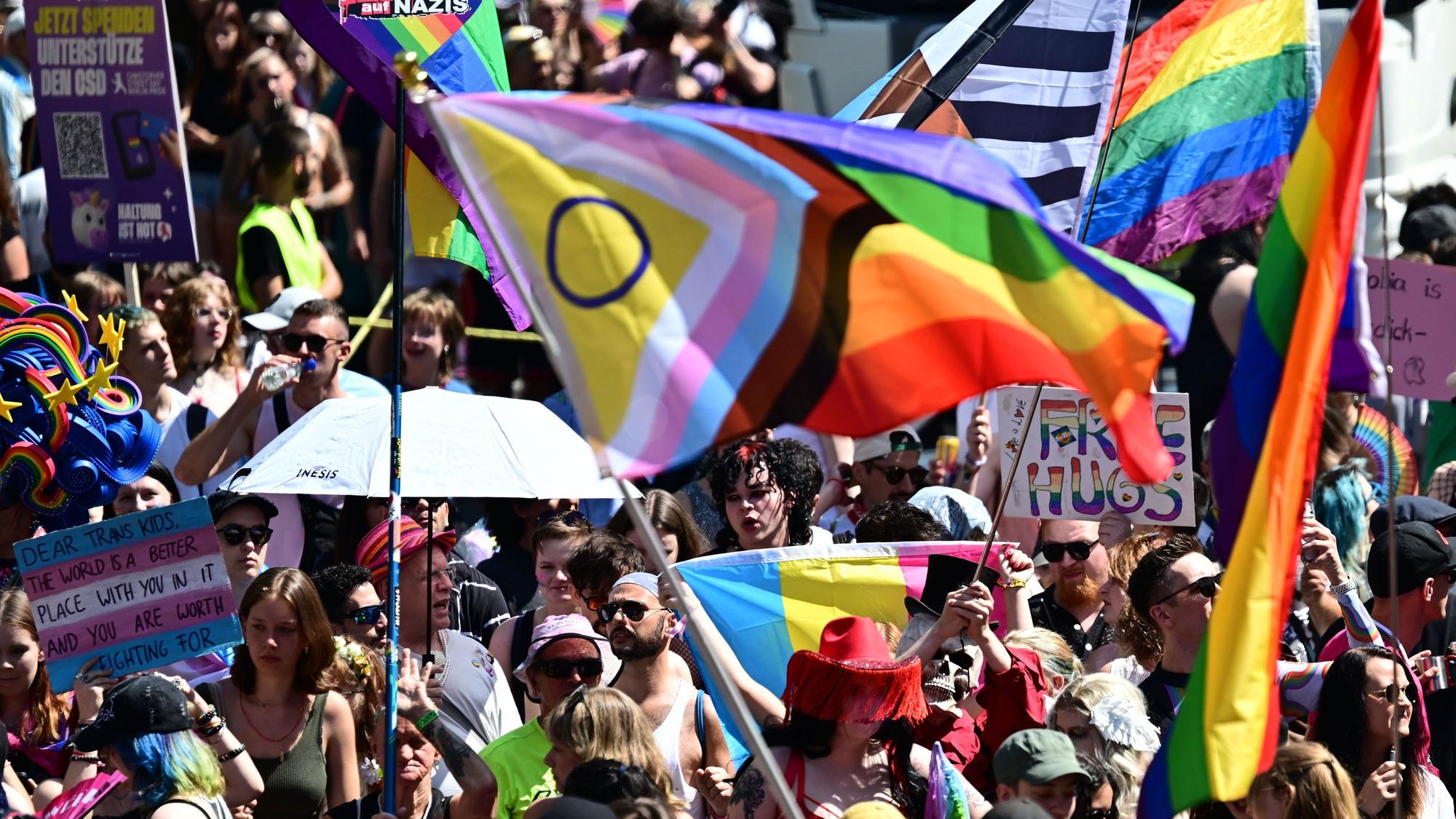 Menschen demonstrieren unter dem Motto „Haltung ist hot“ beim Christopher Street Day. Wenig später kommt es zu einem mutmaßlichen Anschlag mit einem Auto.