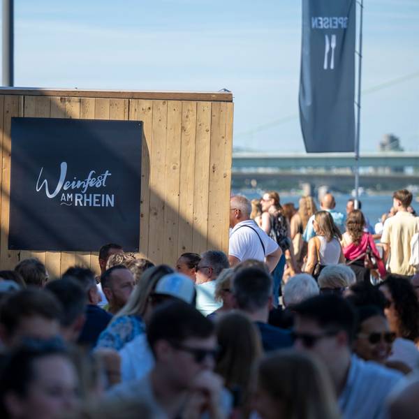 10.08.2024, Köln: Das Weinfest am Rhein findet im Rheinauhafen statt. Foto: Uwe Weiser