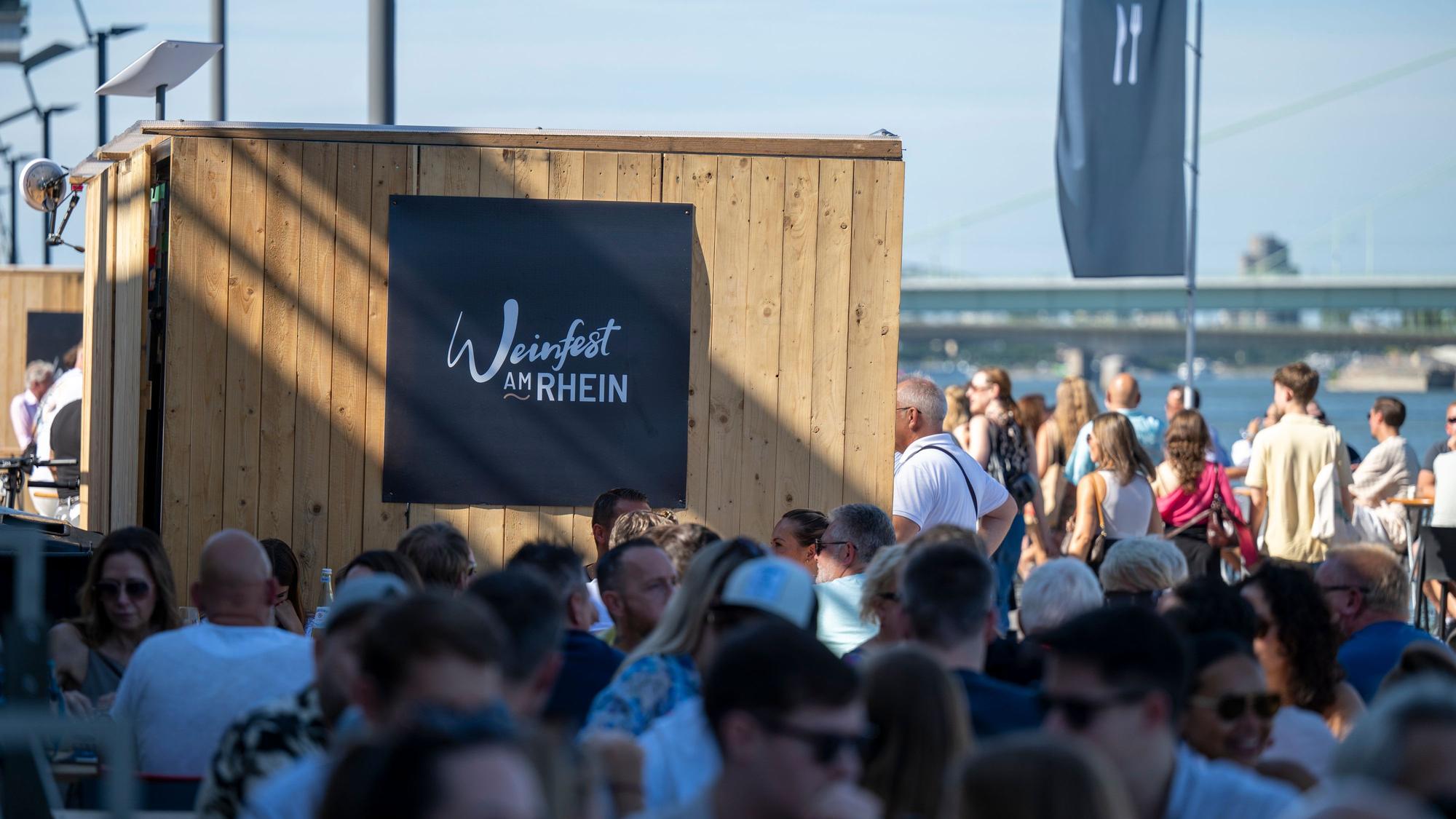 10.08.2024, Köln: Das Weinfest am Rhein findet im Rheinauhafen statt. Foto: Uwe Weiser