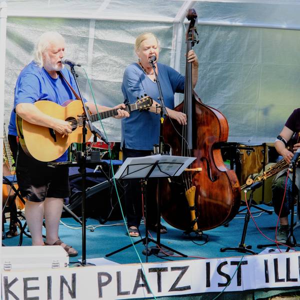 Ein Band steht auf der Bühne.