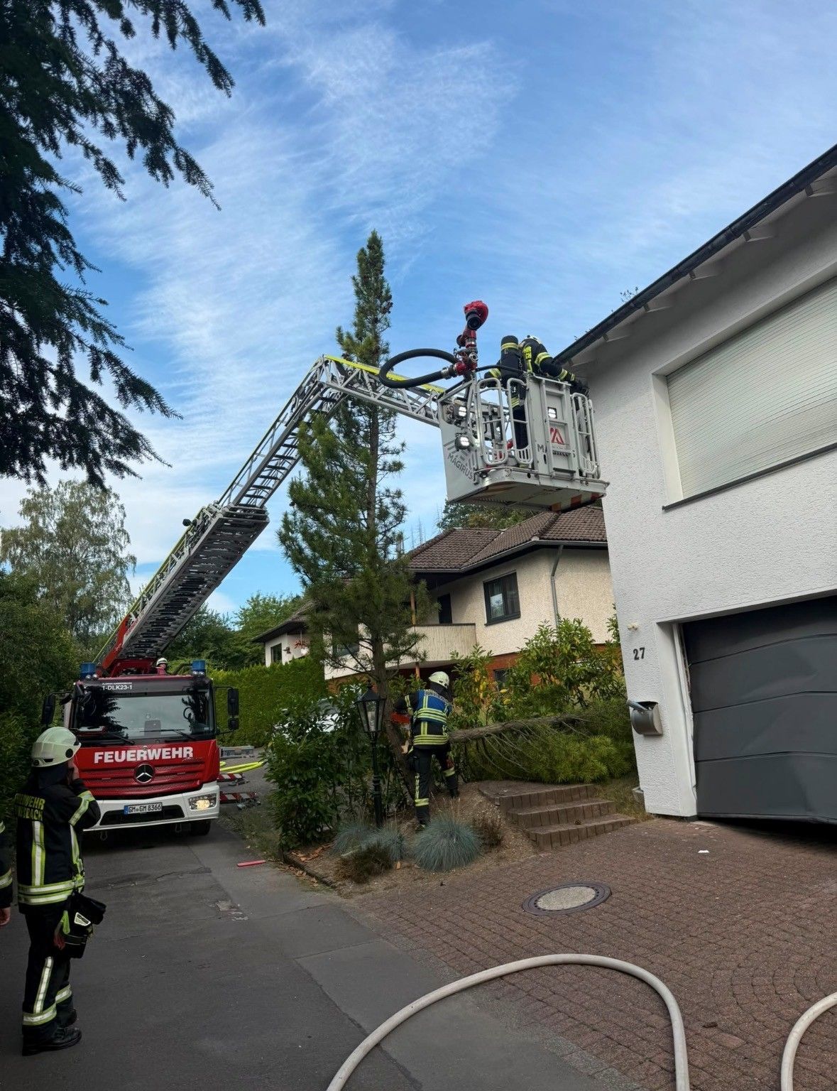 Das Foto zeigt den Feuerwehreinsatz in Gummersbach-Niederseßmar.