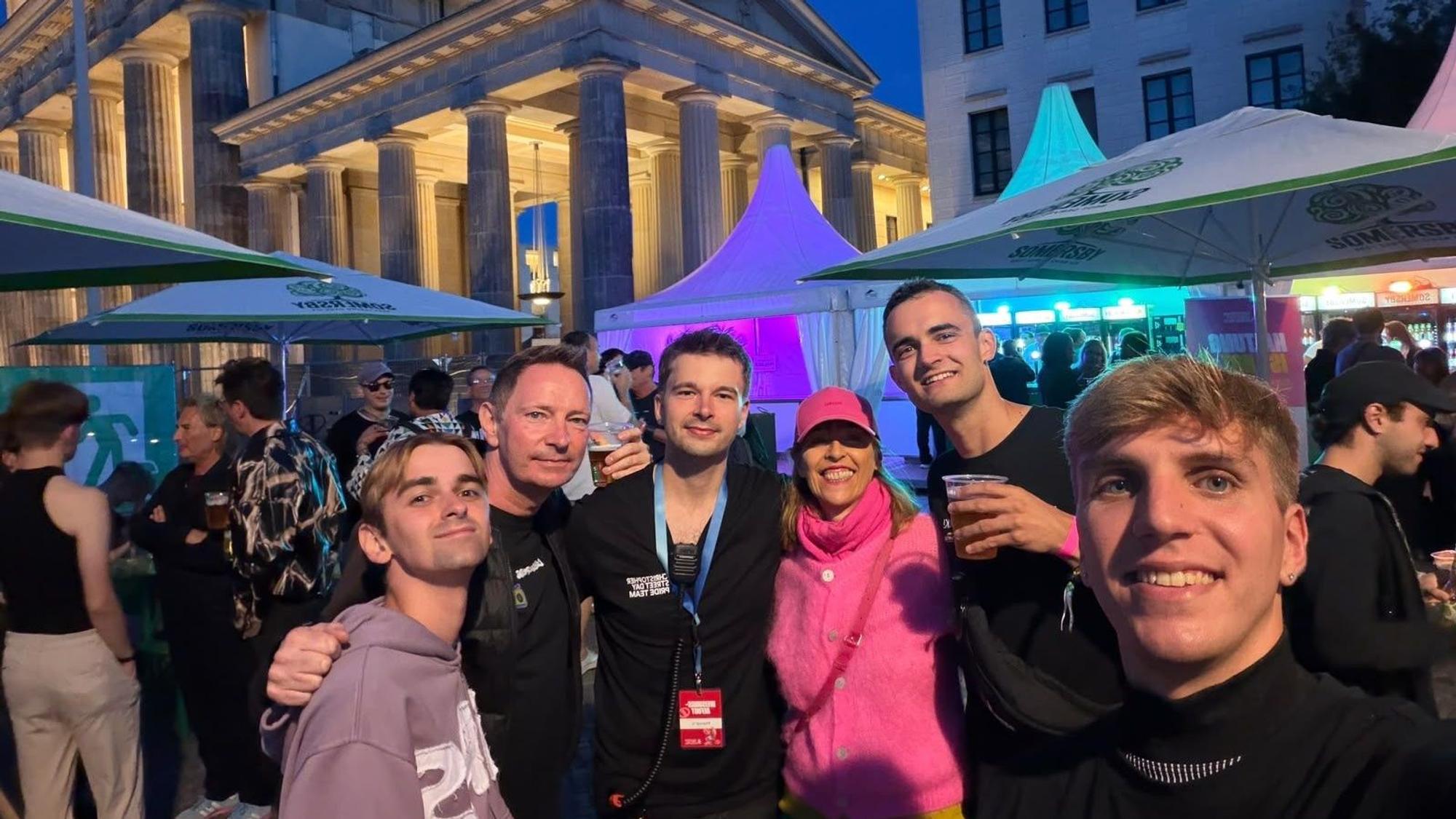 Das Vorstandsteam vom Cologne Pride in Berlin, kurz vor dem mutmaßlichen Anschlag