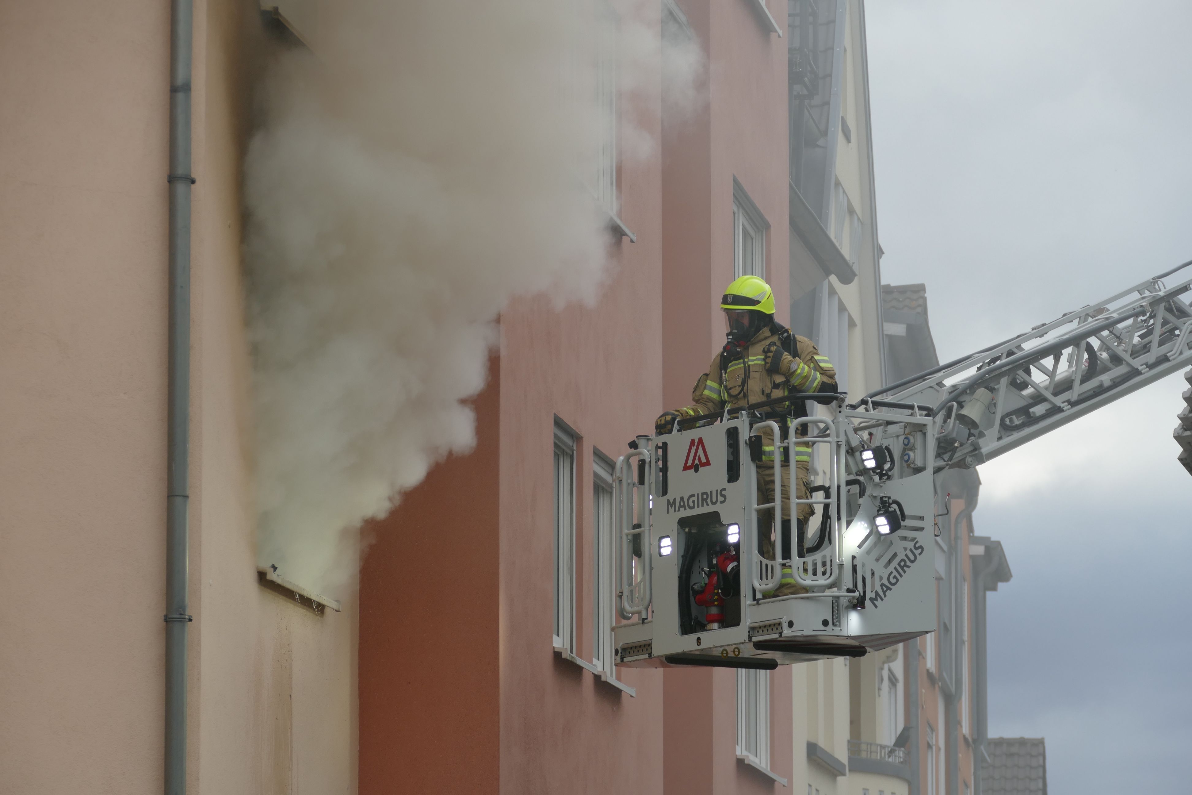 An der Bonner Straße in Siegburg hat ein Wohnungsbrand einen Großeinsatz der Feuerwehr ausgelöst.