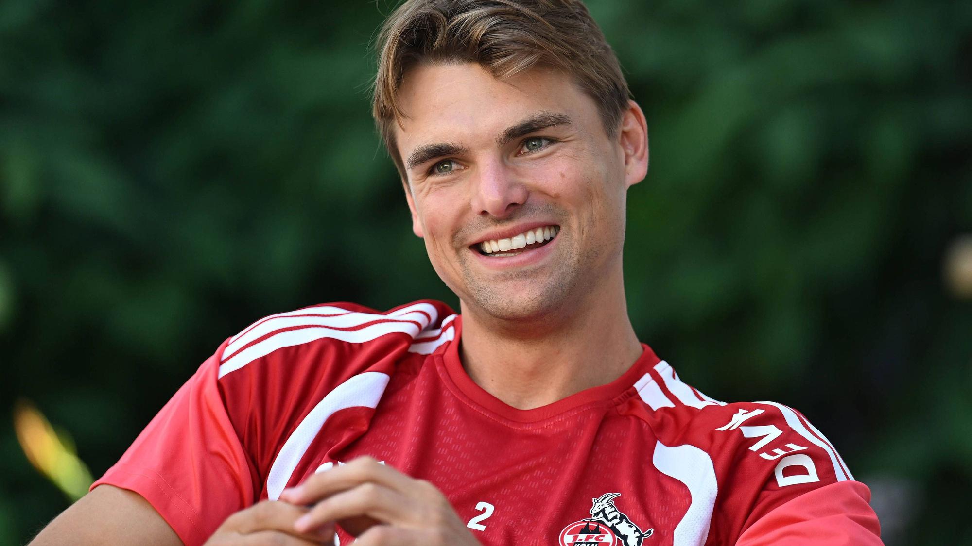 Joel Schmied beim Gespräch in im Trainingslager des 1. FC Köln in Kitzbühel