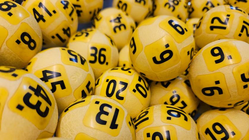Nahaufnahme von gelben Eurojackpot-Kugeln mit schwarzen Zahlen.