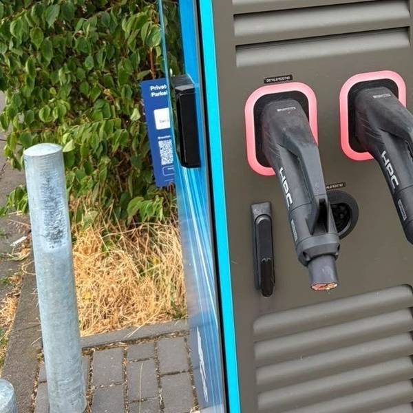 Die Ladesäule bei Aldi in Köln-Pesch – das Kabel wurde abgeschnitten.