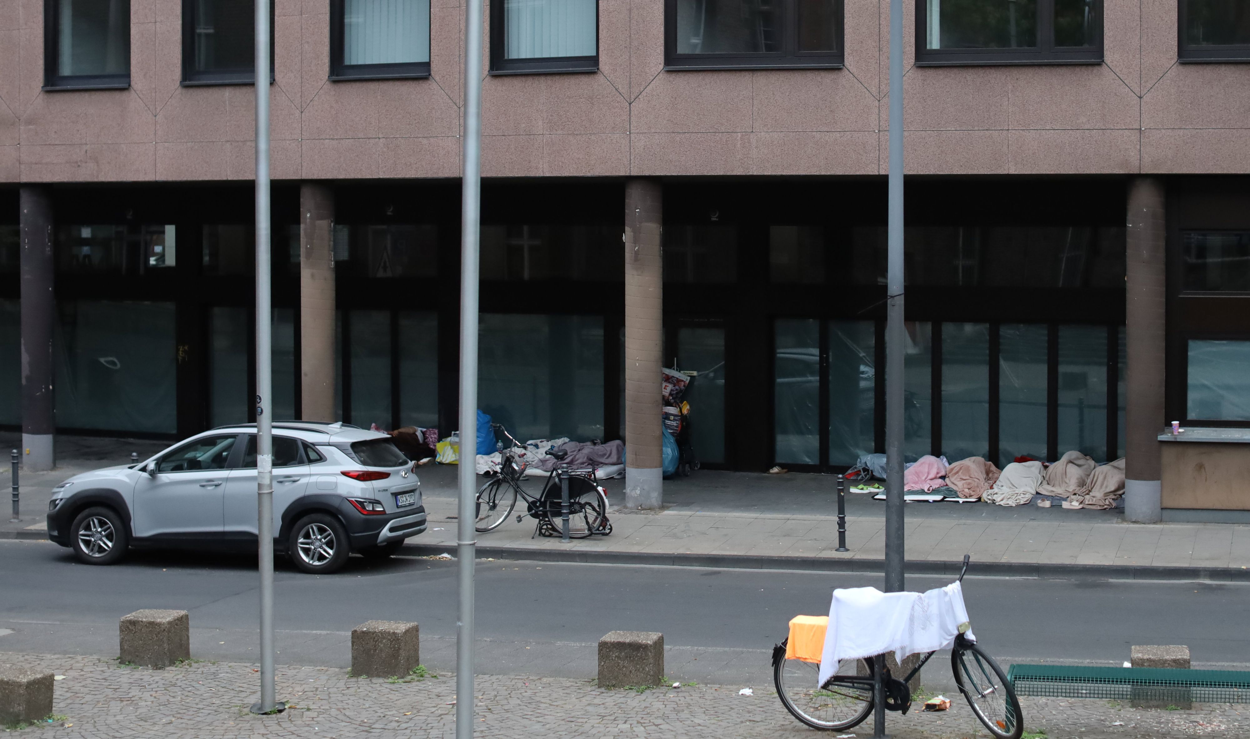 20.07.2026, Köln: Ein Camp von einer Bettlerfamilien aus Rumänien in der  Zeughausstraße.  Foto: Arton Krasniqi