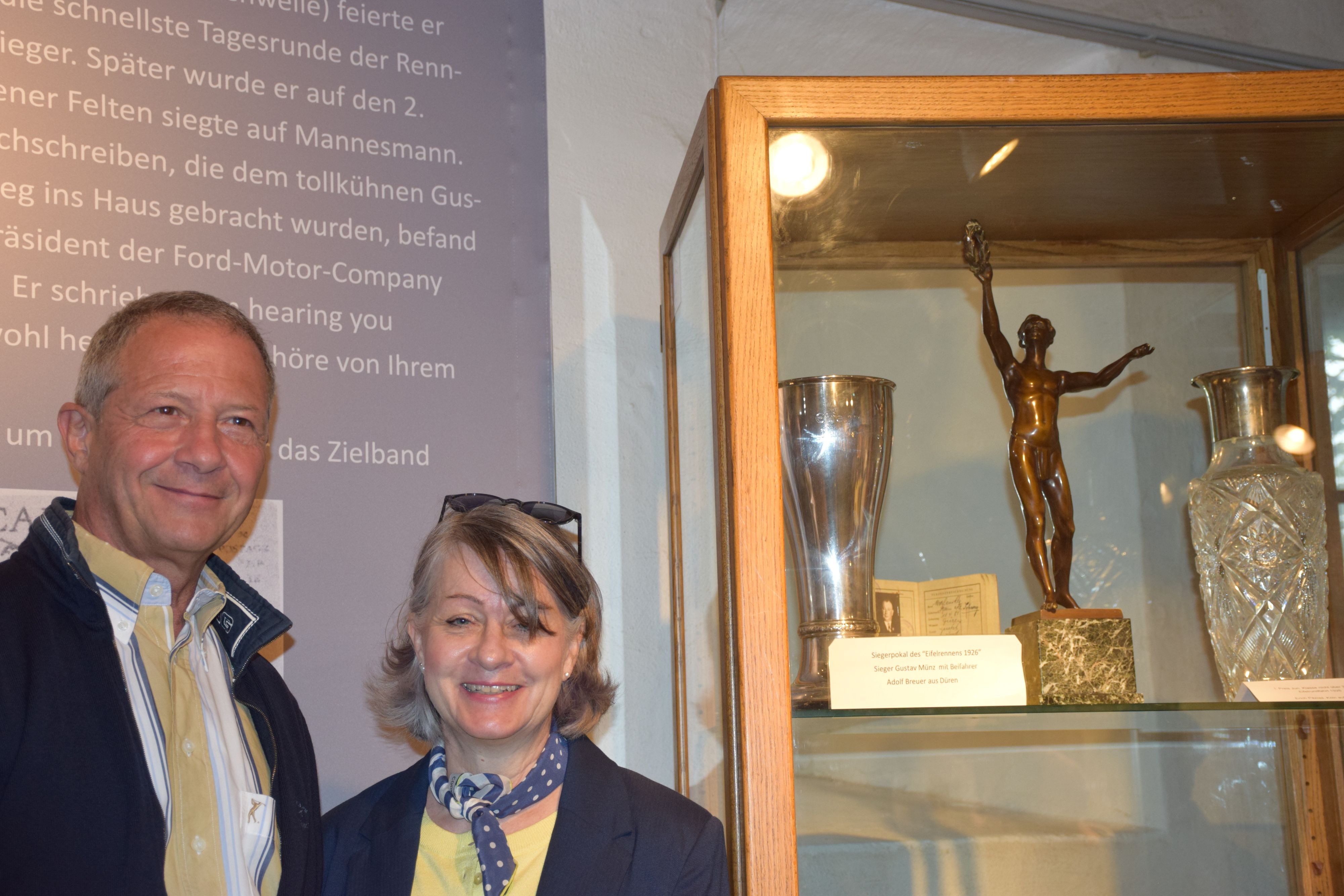Monika und Robert Felten an der Vitrine mit den Siegerpokalen