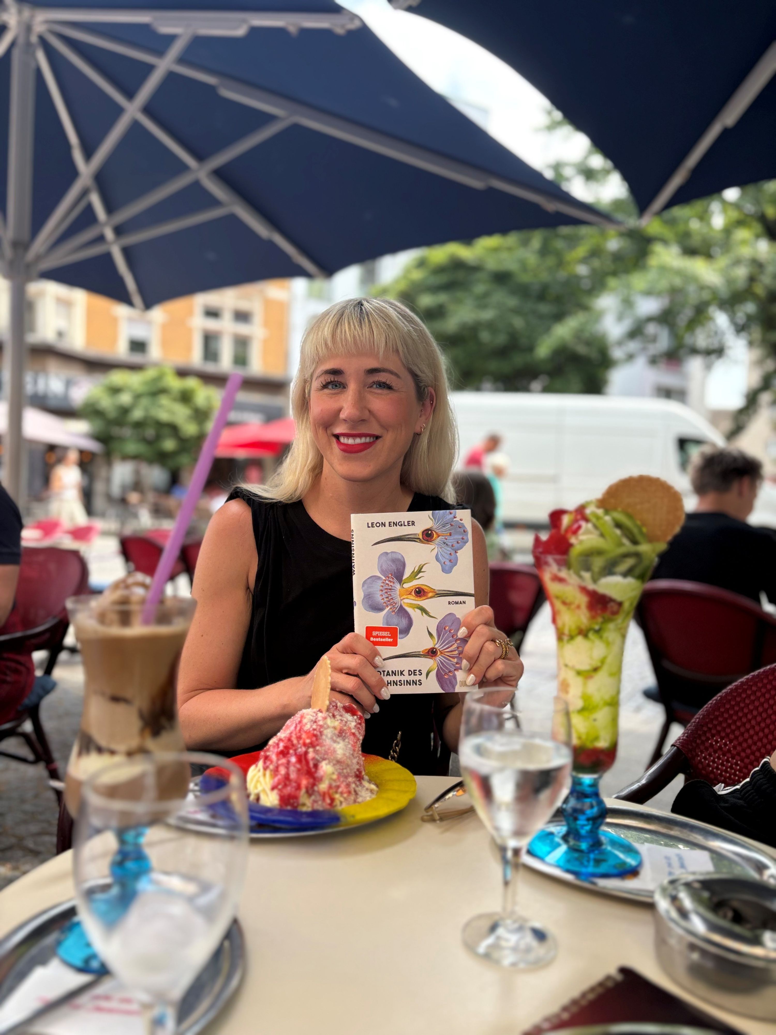Paula Döring mit Buch im Eiscafe