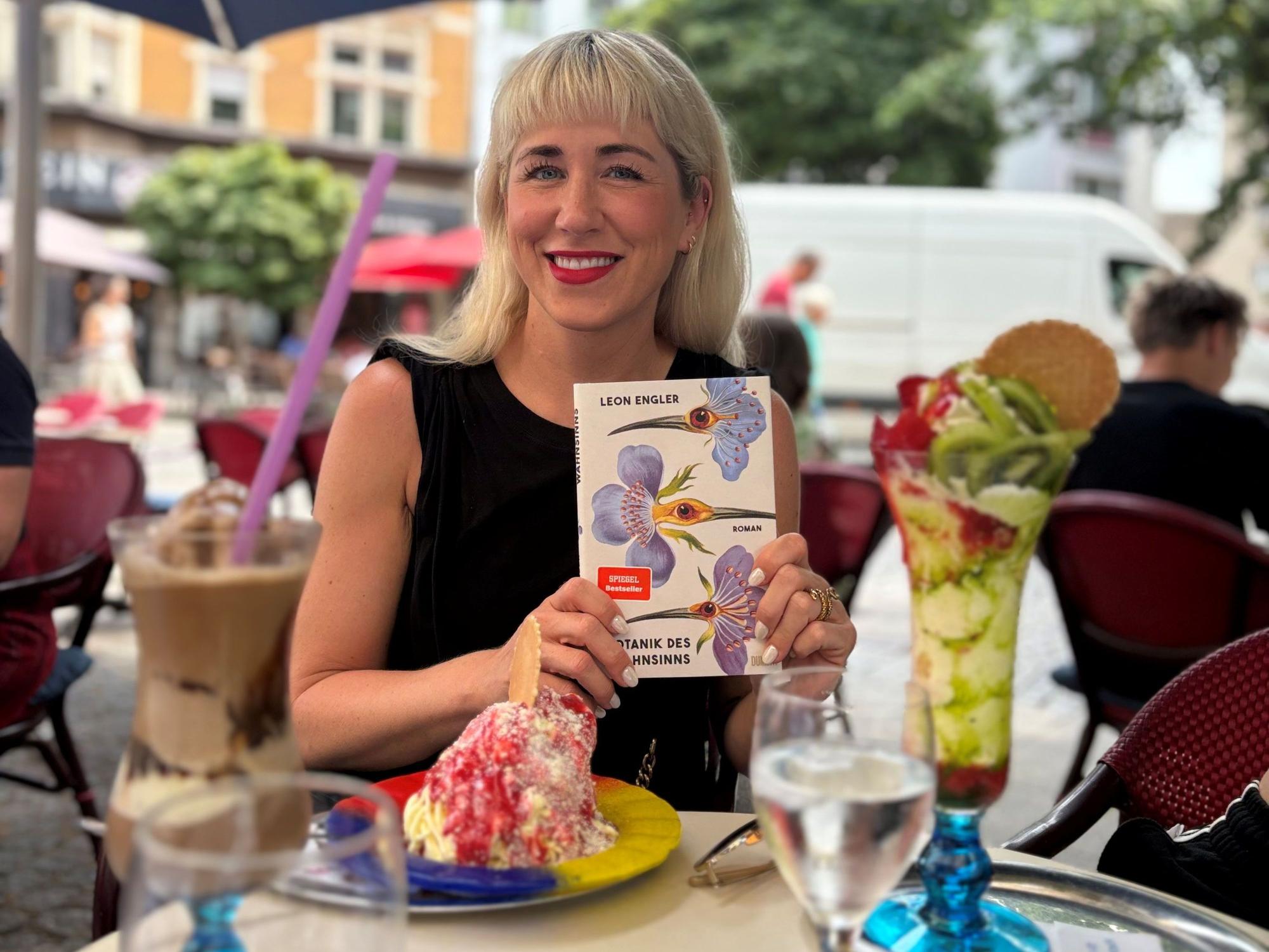 Paula Döring mit Buch im Eiscafe